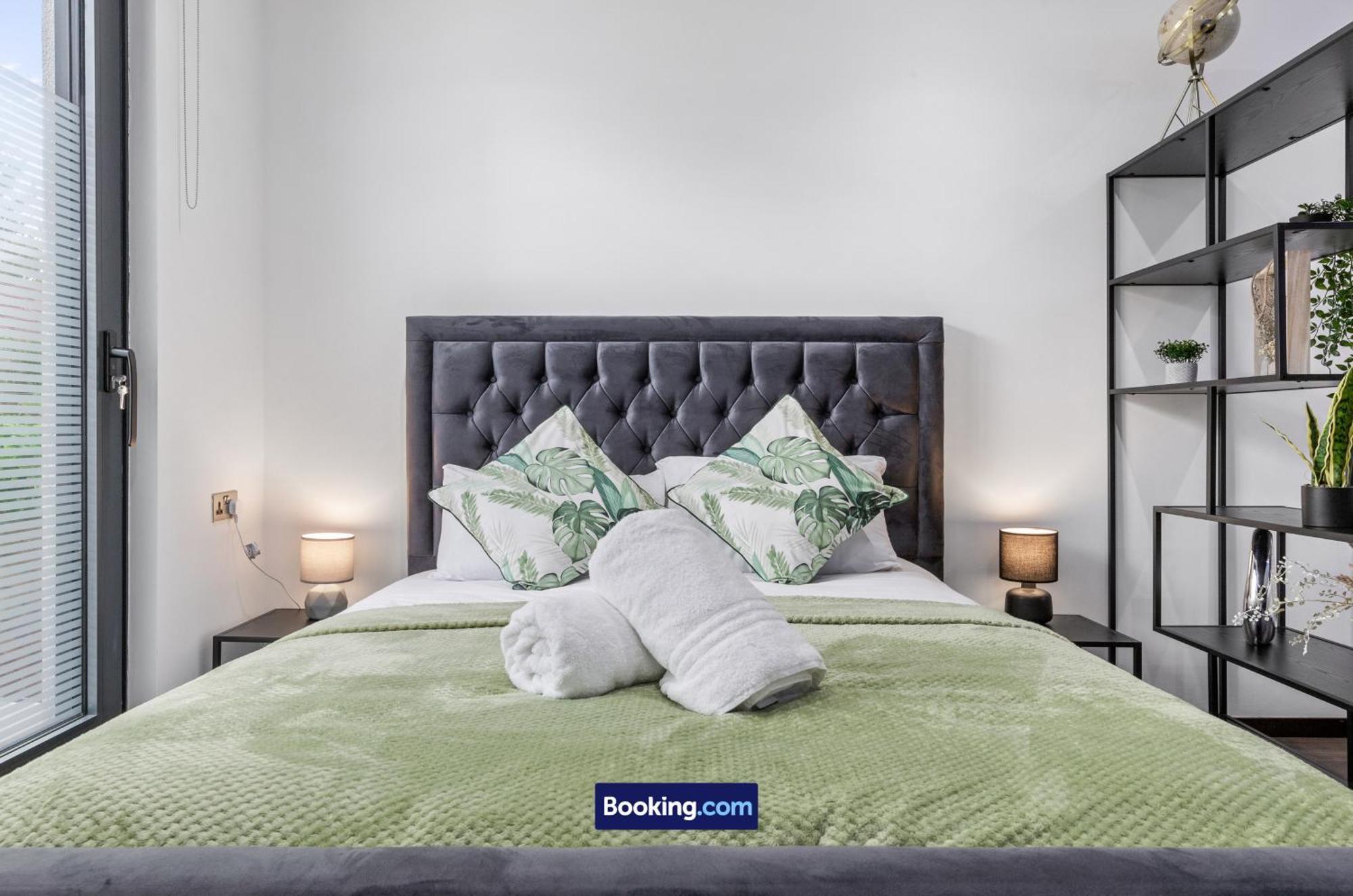 Stylish By Smart Short Lets & Serviced Woodstock With Free Wifi London
