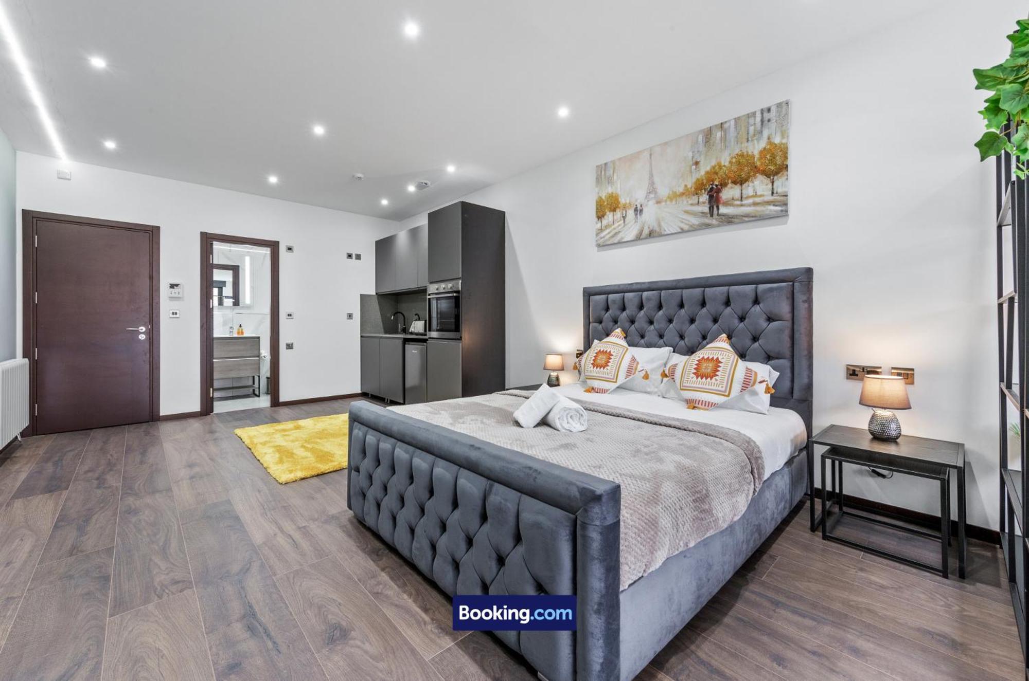 Stylish By Smart Short Lets & Serviced Woodstock With Free Wifi Apartment *