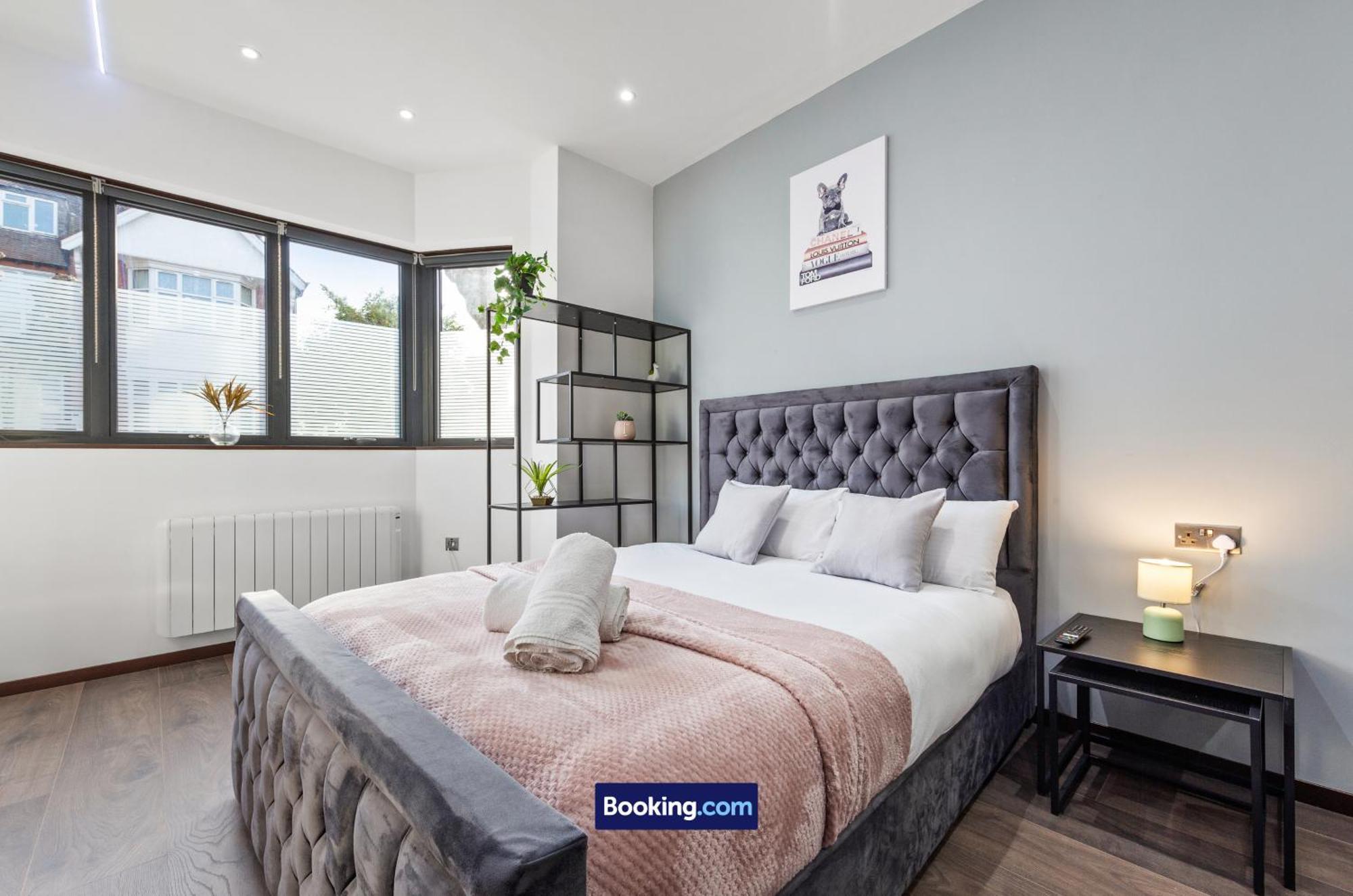 Stylish By Smart Short Lets & Serviced Woodstock With Free Wifi London