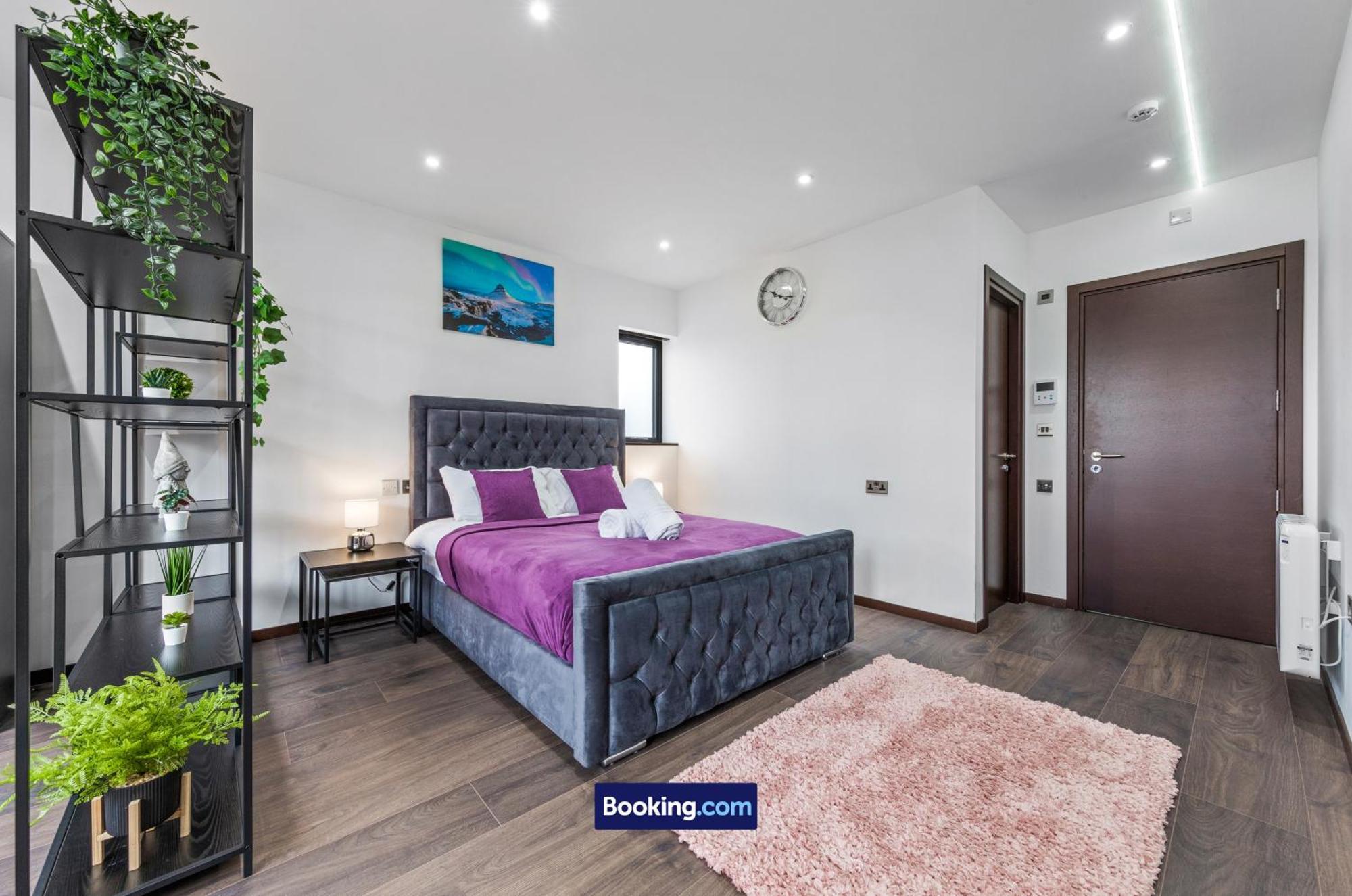 Stylish By Smart Short Lets & Serviced Woodstock With Free Wifi * London