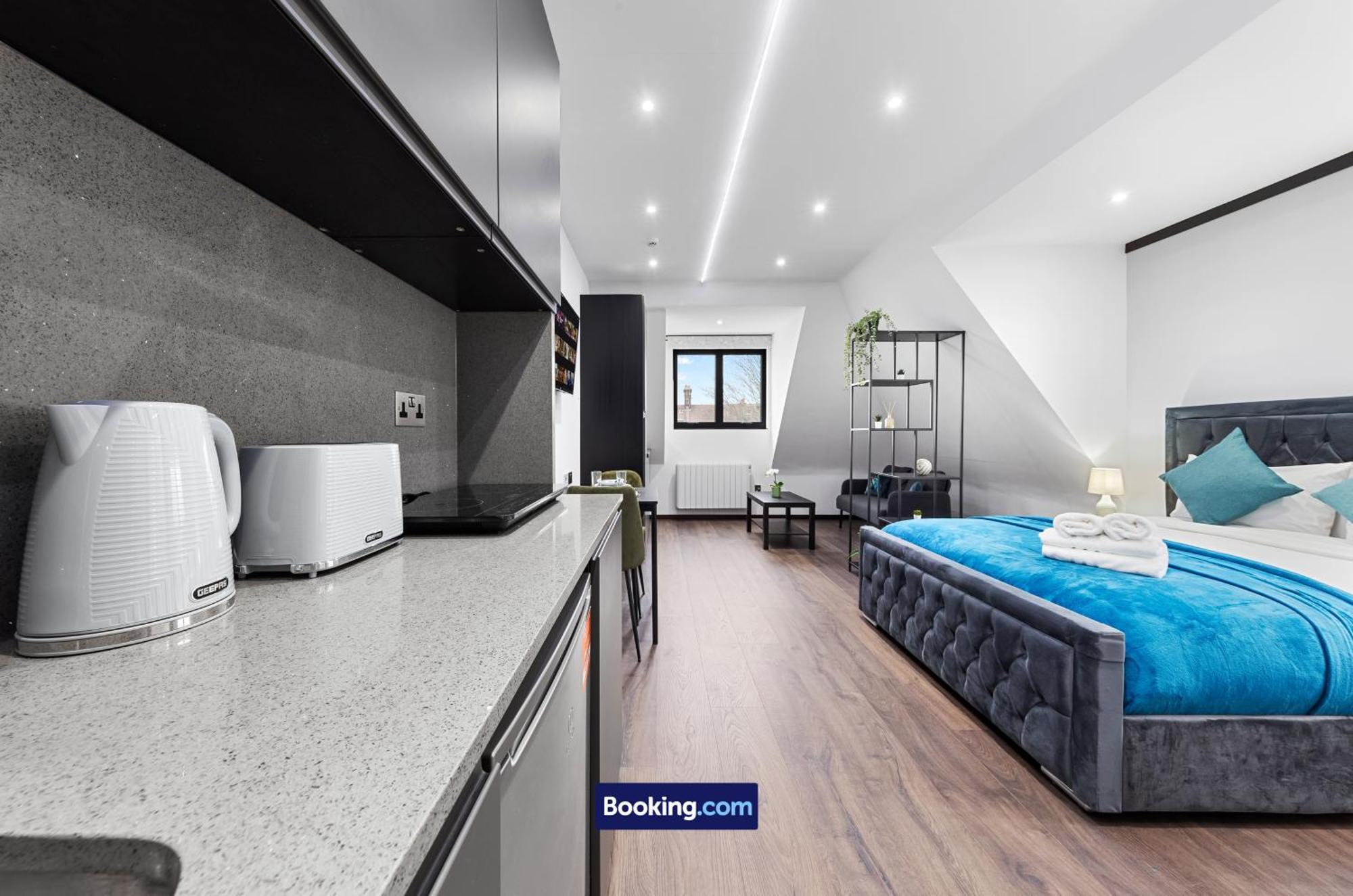 Stylish By Smart Short Lets & Serviced Woodstock With Free Wifi Apartment *