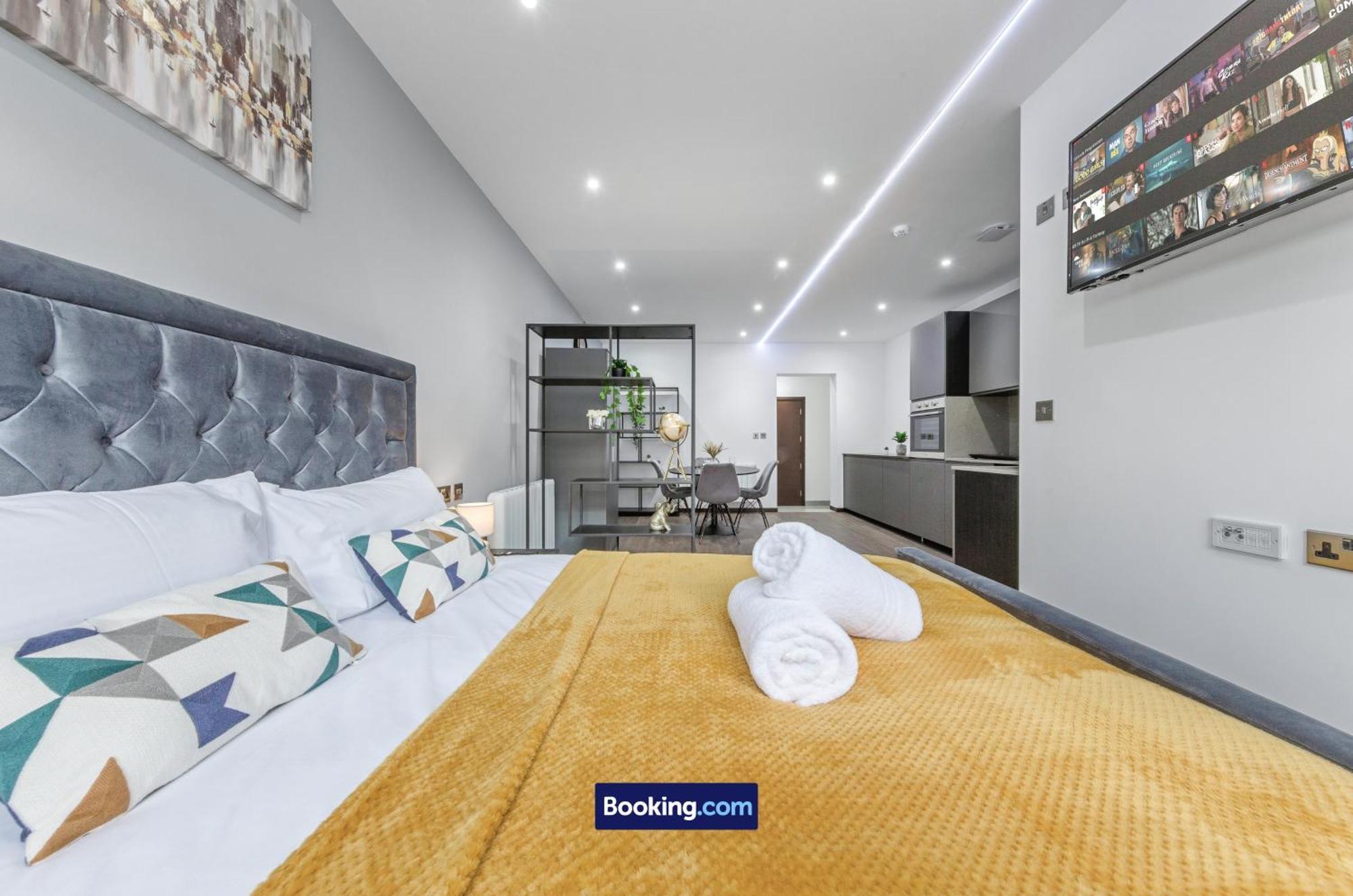 Stylish By Smart Short Lets & Serviced Woodstock With Free Wifi Apartment London