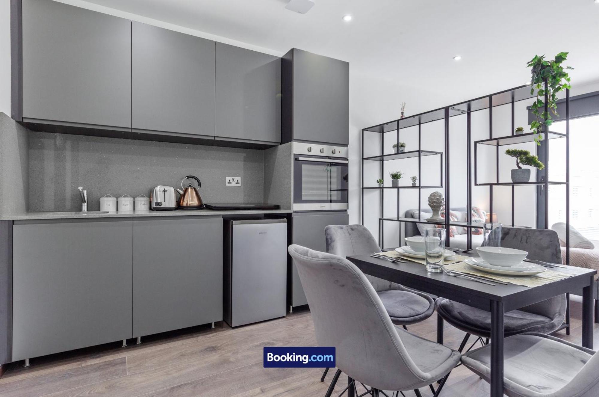 Stylish By Smart Short Lets & Serviced Woodstock With Free Wifi Apartment London