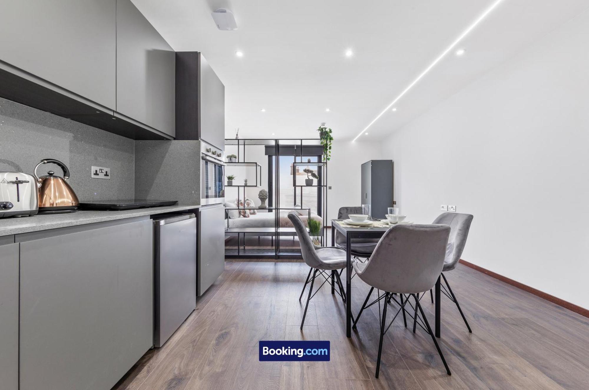 Apartment Stylish By Smart Short Lets & Serviced Woodstock With Free Wifi London