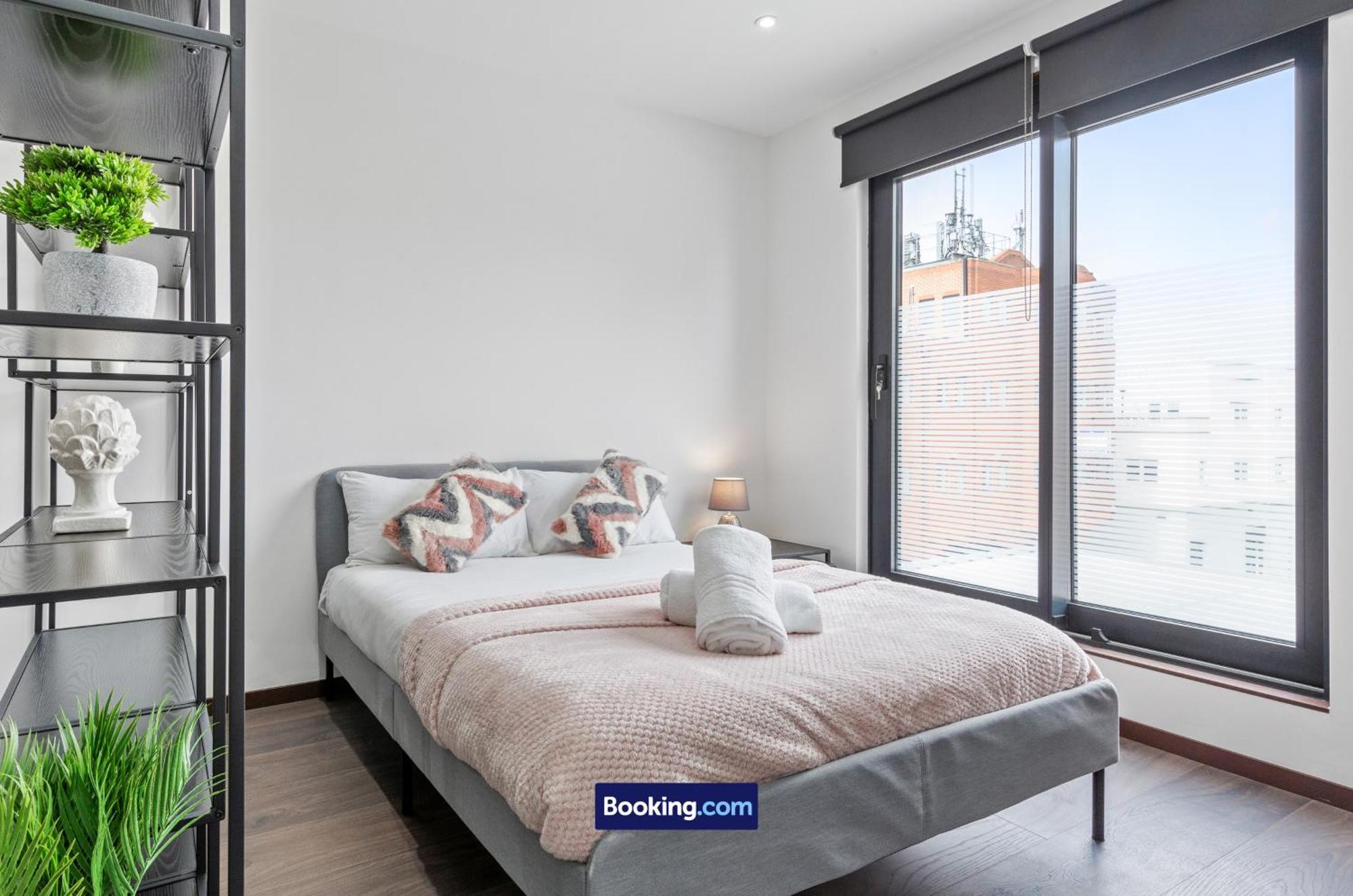 Stylish By Smart Short Lets & Serviced Woodstock With Free Wifi *