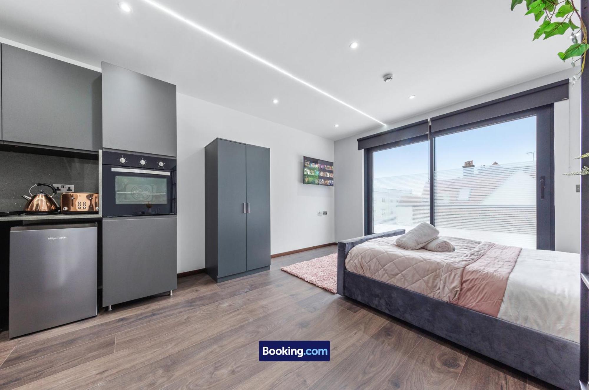 Stylish By Smart Short Lets & Serviced Woodstock With Free Wifi Apartment *