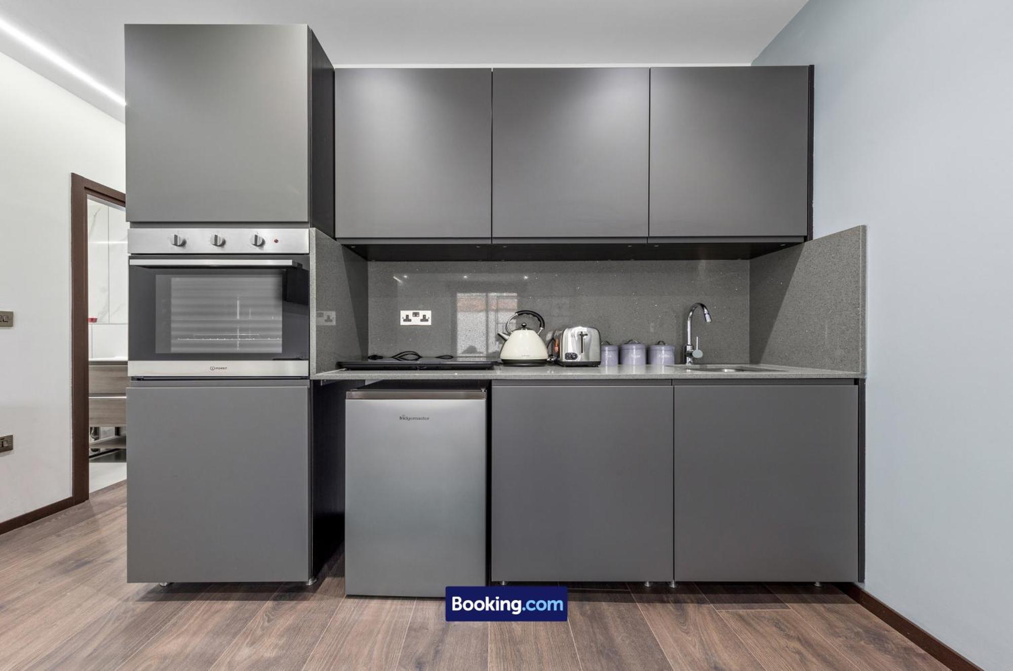 Stylish By Smart Short Lets & Serviced Woodstock With Free Wifi *