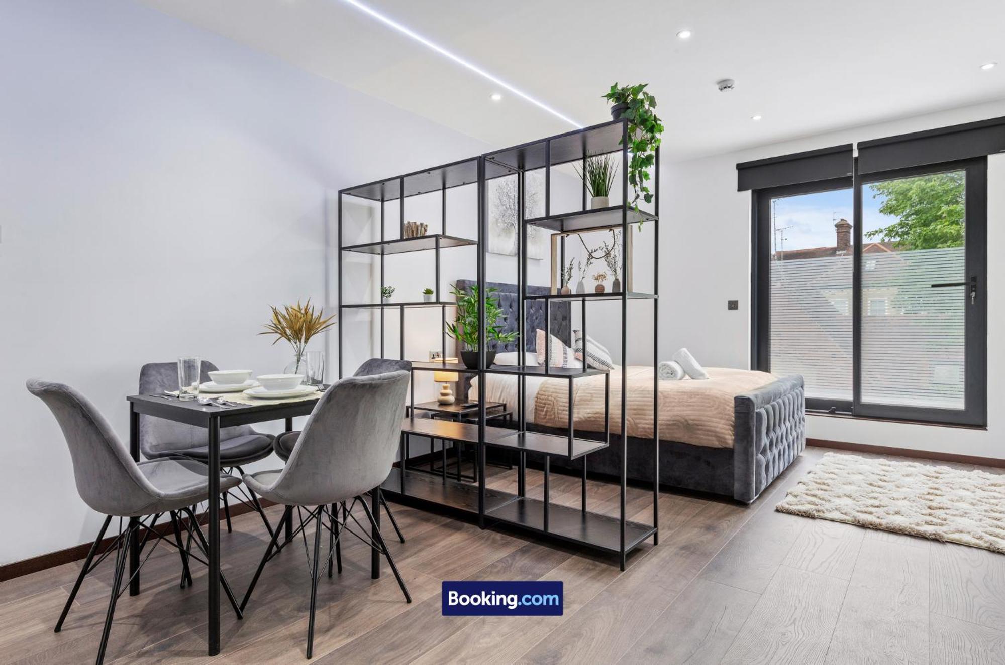 Stylish By Smart Short Lets & Serviced Woodstock With Free Wifi London