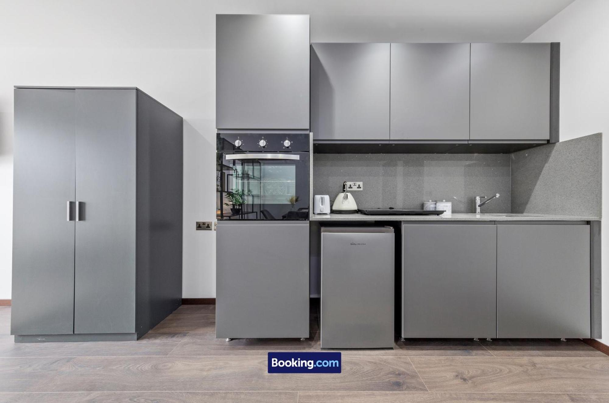 Stylish By Smart Short Lets & Serviced Woodstock With Free Wifi * London