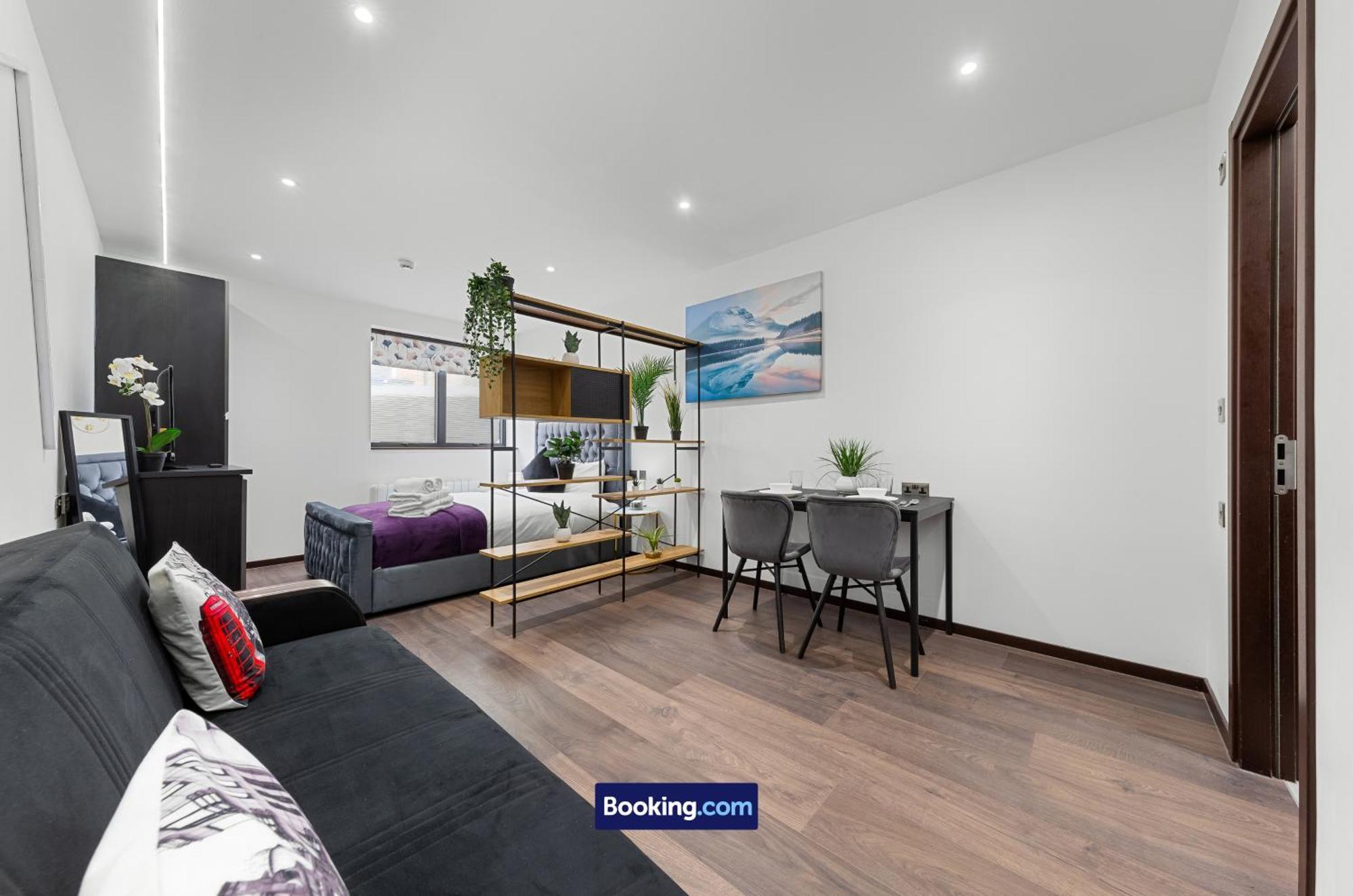 Stylish By Smart Short Lets & Serviced Woodstock With Free Wifi Apartment *