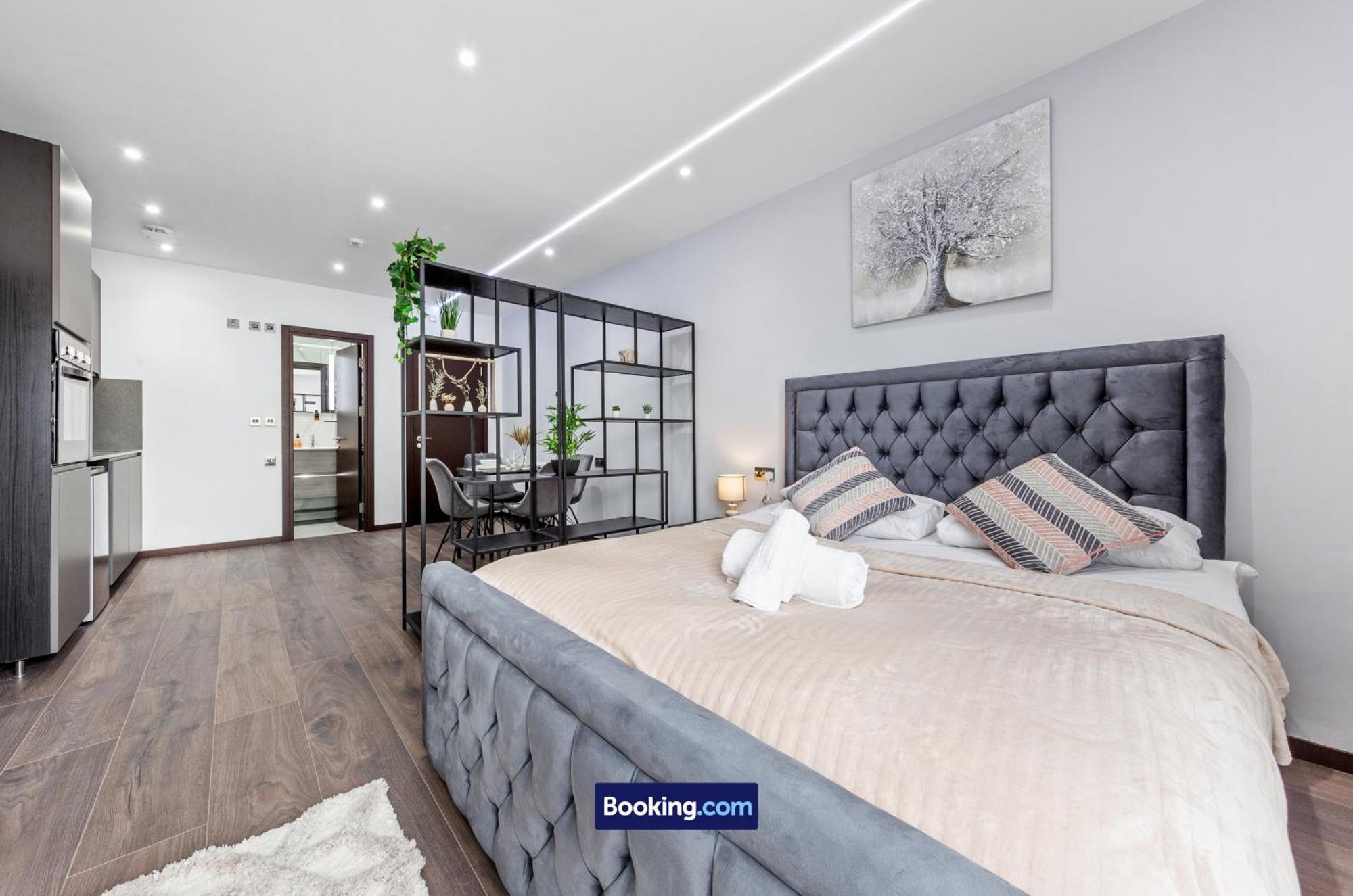Stylish By Smart Short Lets & Serviced Woodstock With Free Wifi * London