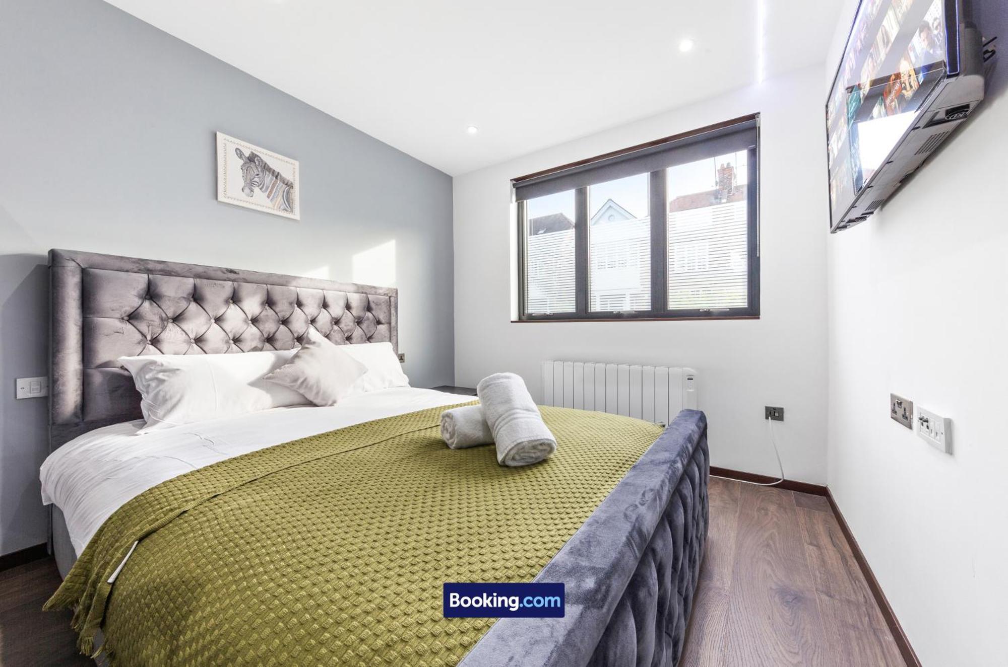 Stylish By Smart Short Lets & Serviced Woodstock With Free Wifi Apartment London