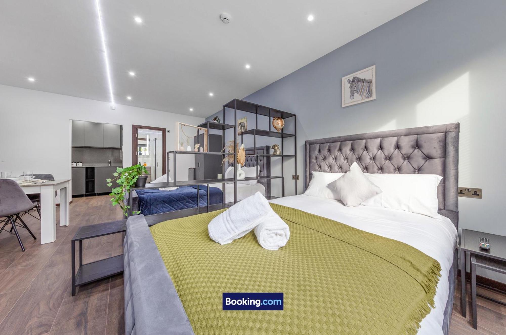 Stylish By Smart Short Lets & Serviced Woodstock With Free Wifi *