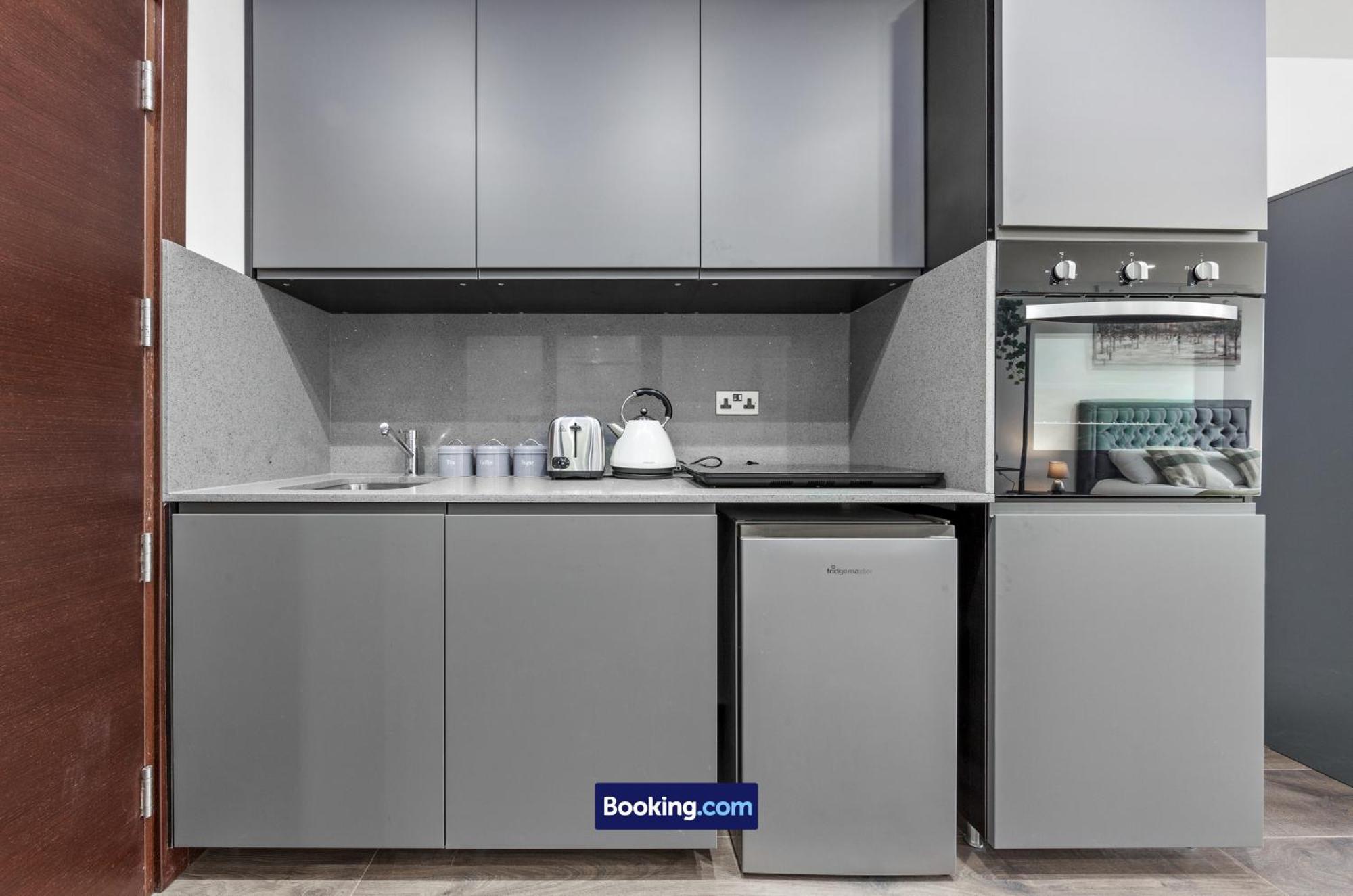Stylish By Smart Short Lets & Serviced Woodstock With Free Wifi Apartment