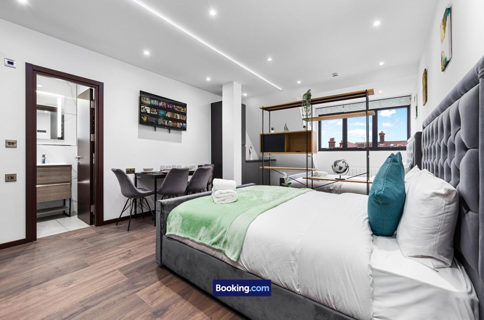Stylish By Smart Short Lets & Serviced Woodstock With Free Wifi Apartment London