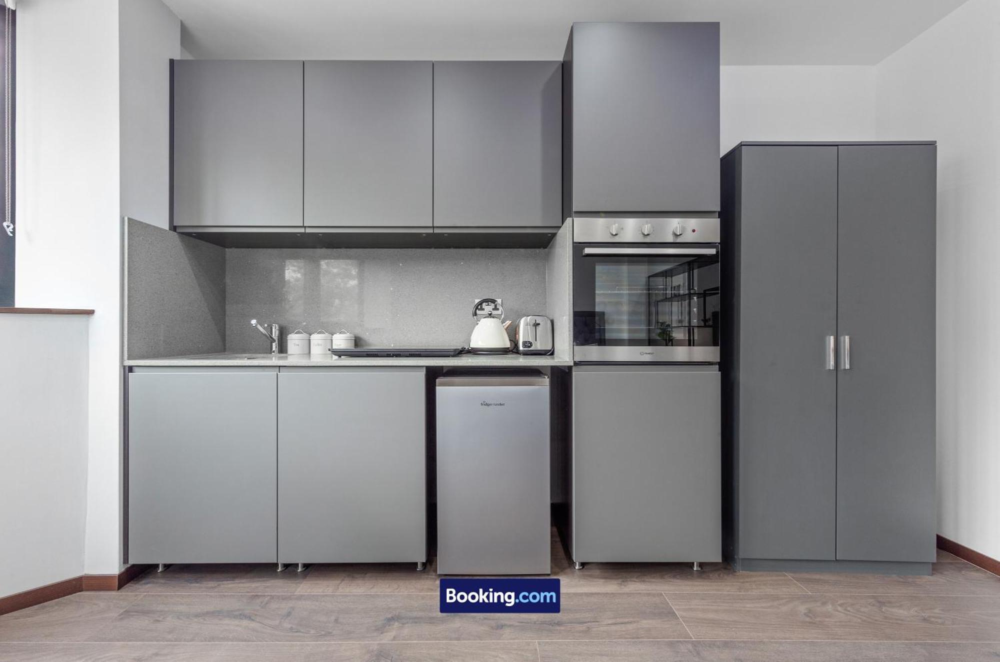 Stylish By Smart Short Lets & Serviced Woodstock With Free Wifi Apartment *