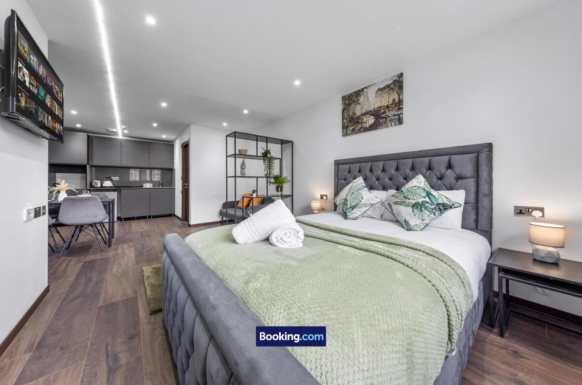 Stylish By Smart Short Lets & Serviced Woodstock With Free Wifi Apartment *