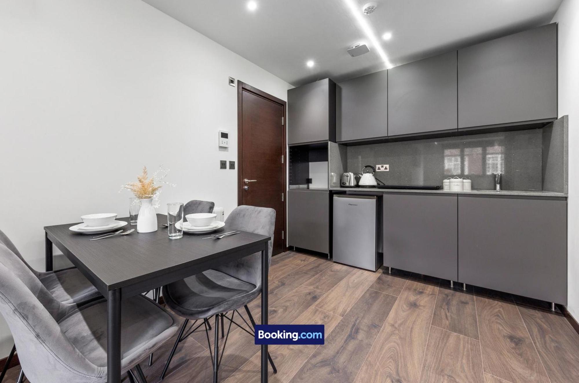 Stylish By Smart Short Lets & Serviced Woodstock With Free Wifi Apartment London