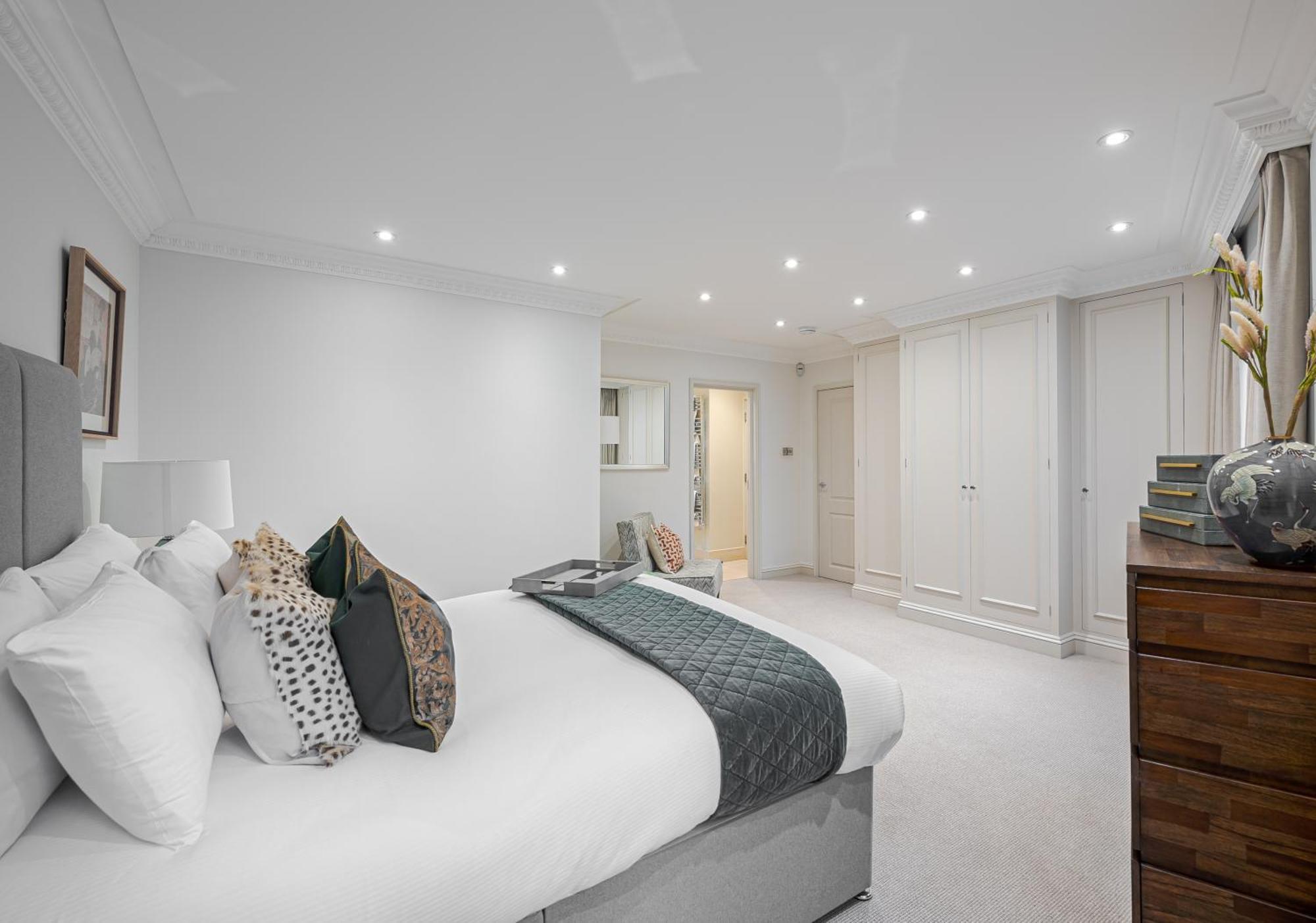 Modern 3 Bedroom Luxury House With Garage In *