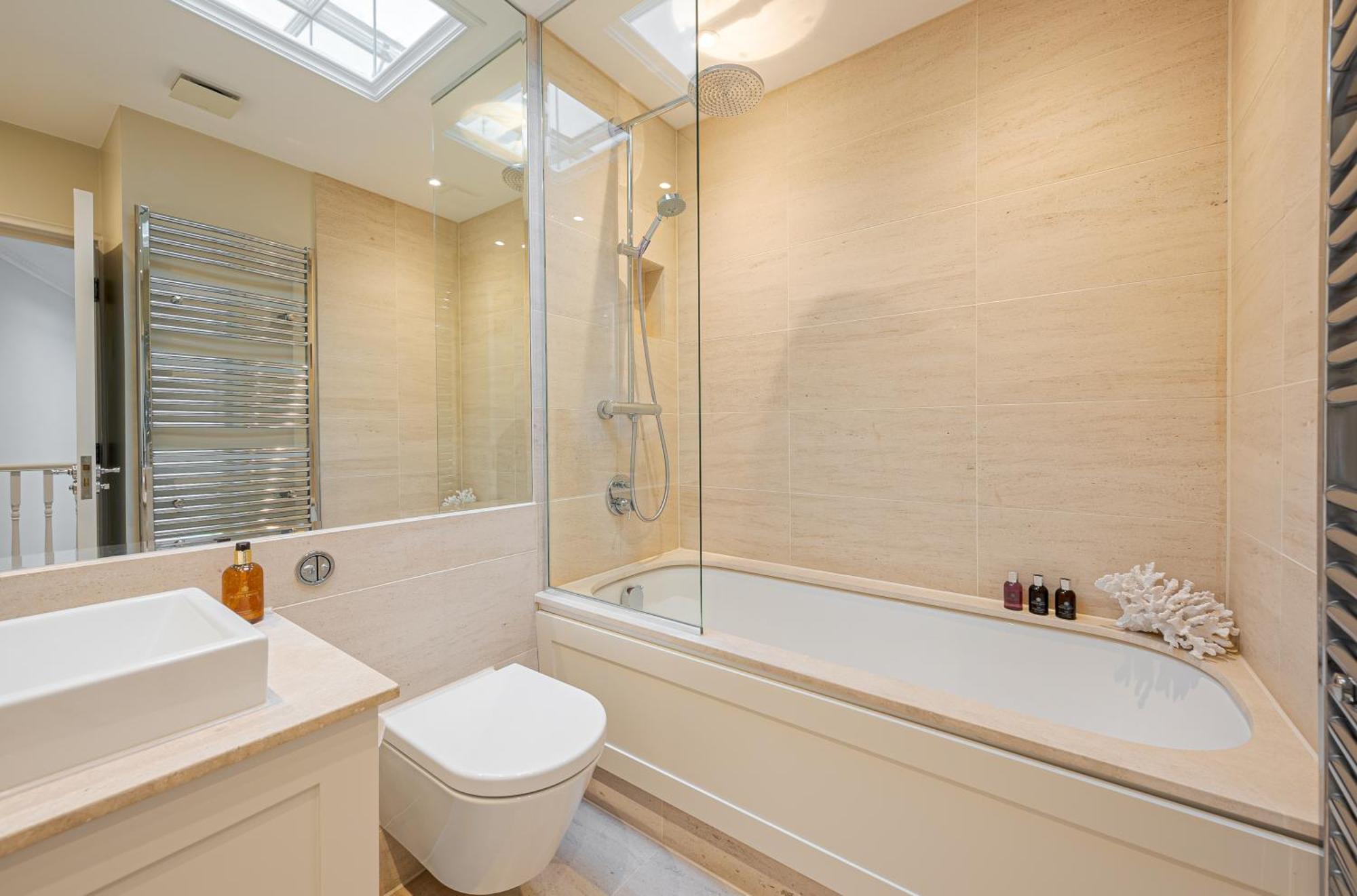 Modern 3 Bedroom Luxury House With Garage In Apartamento Londres