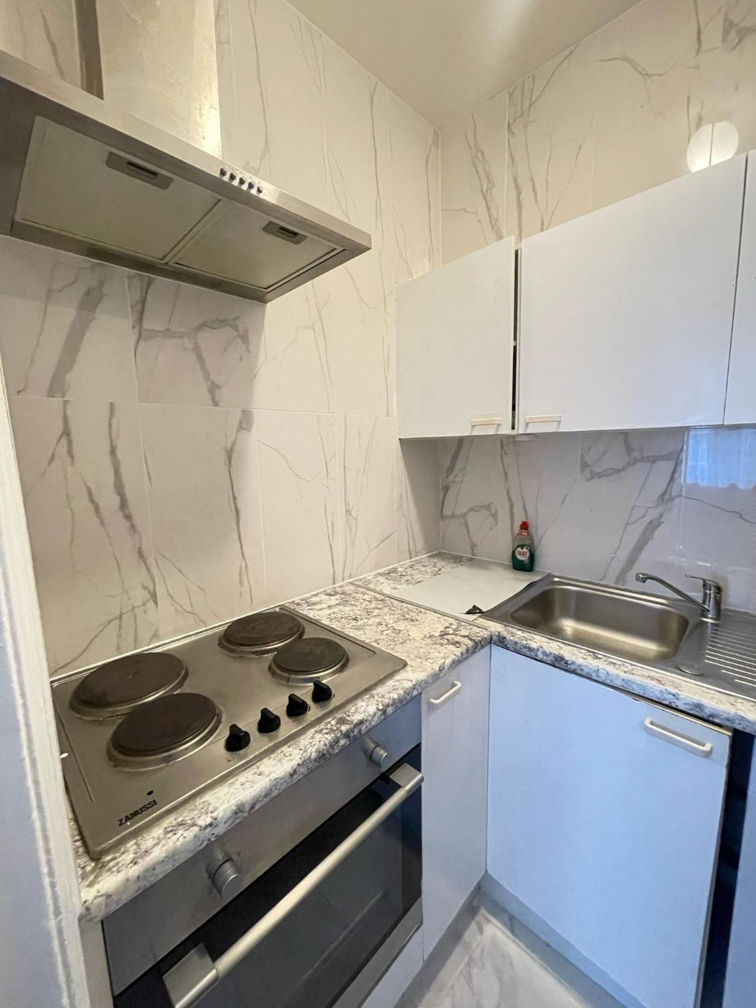 Lovely 2 Bed Flat 2 Floor Miles * London