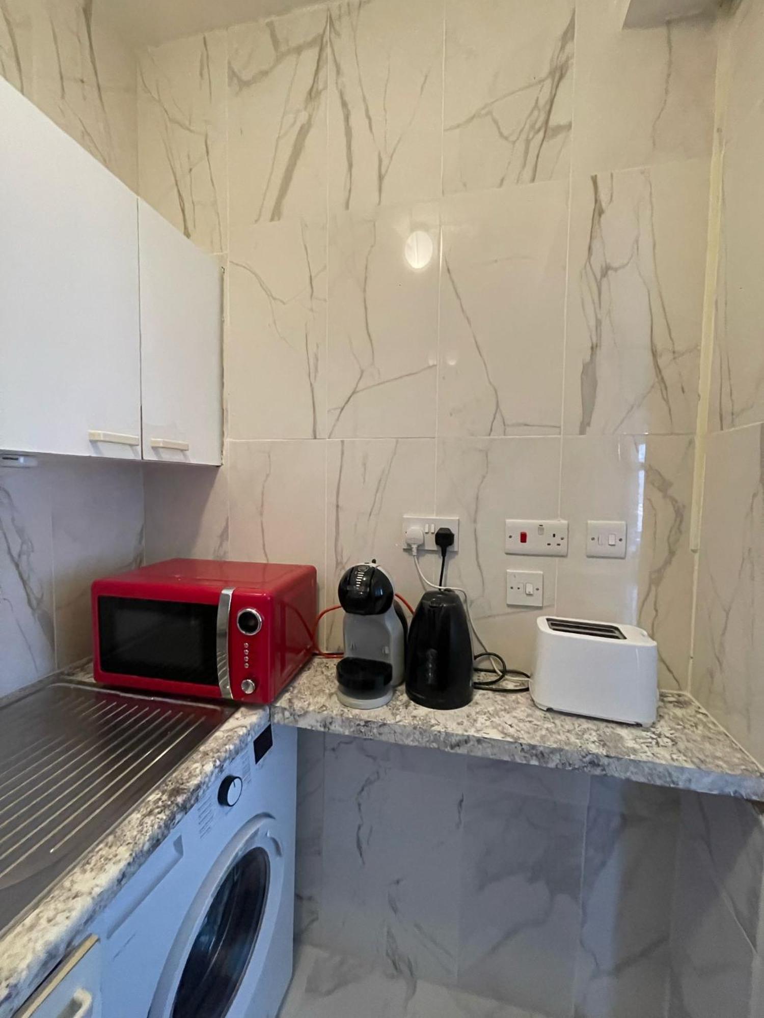 Lovely 2 Bed Flat 2 Floor Miles London
