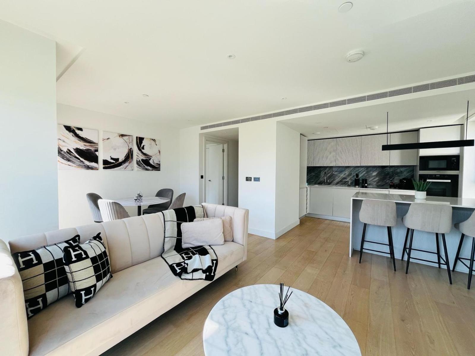 Luxury 2-bed 2-bath -white Living -steps To Tube *