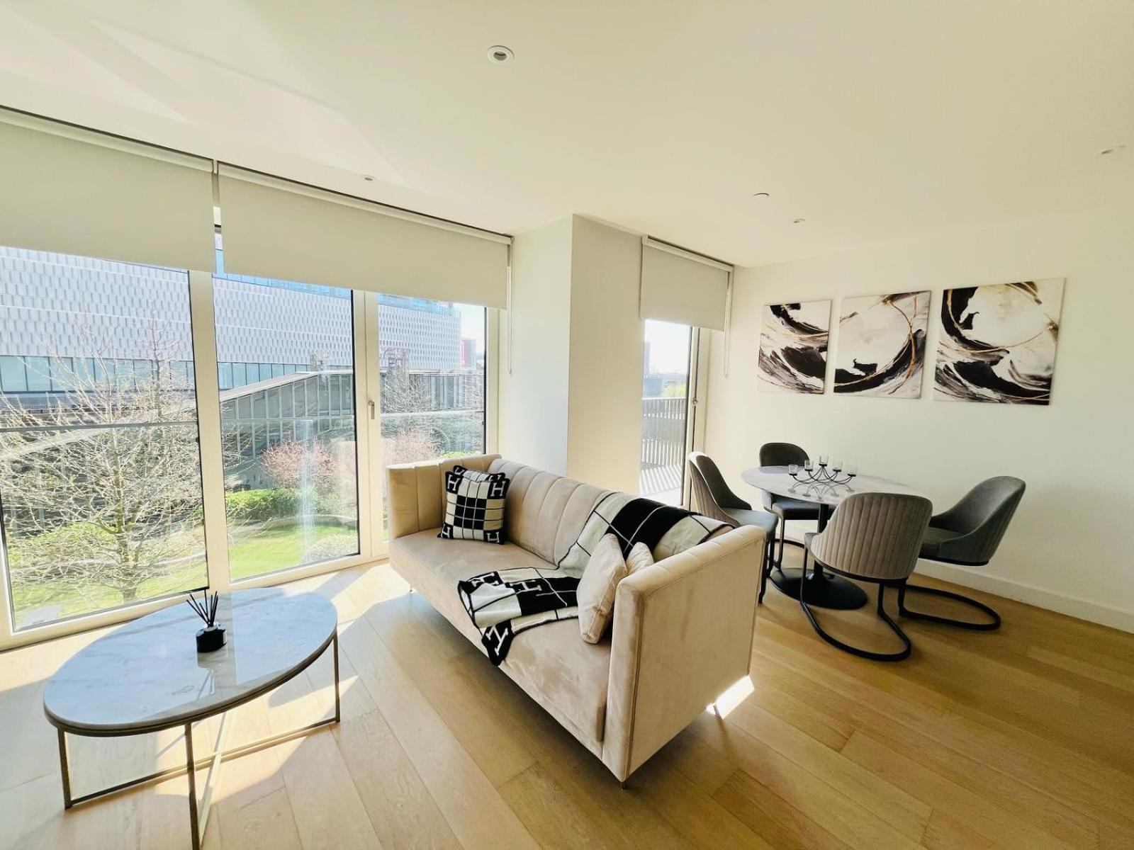 Luxury 2-bed 2-bath -white Living -steps To Tube Apartment London