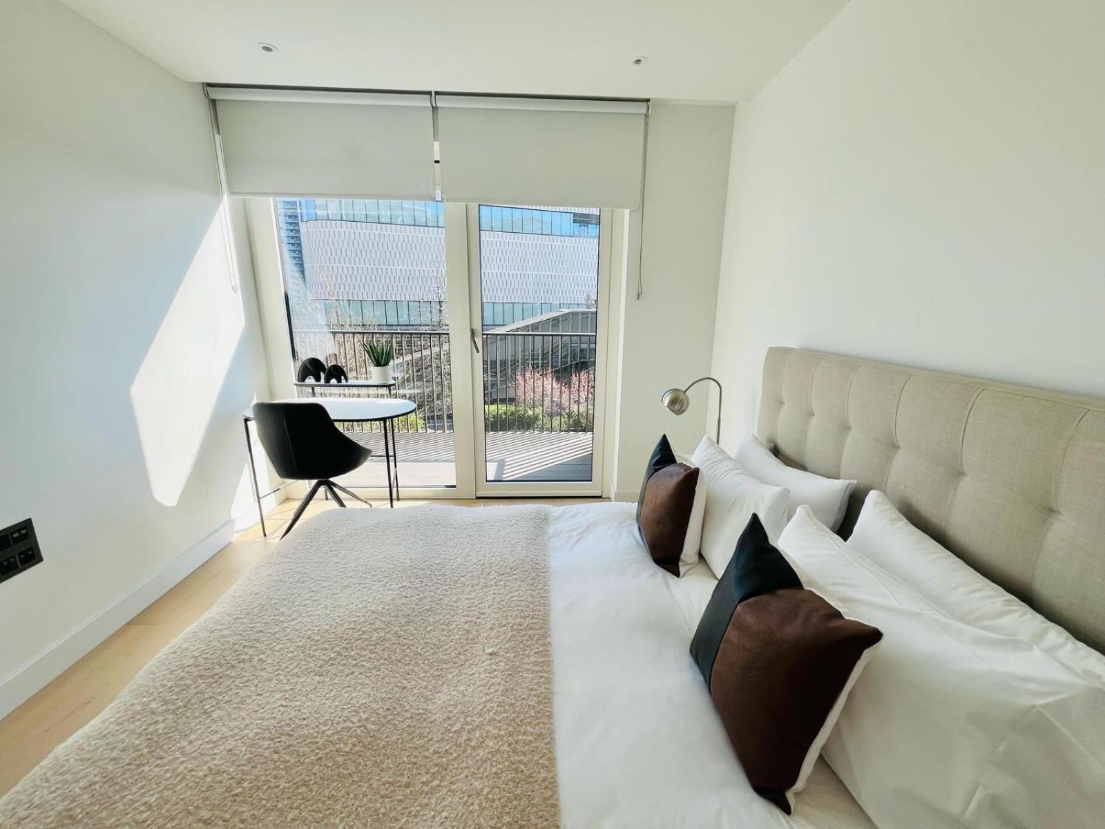 Luxury 2-bed 2-bath -white Living -steps To Tube * London