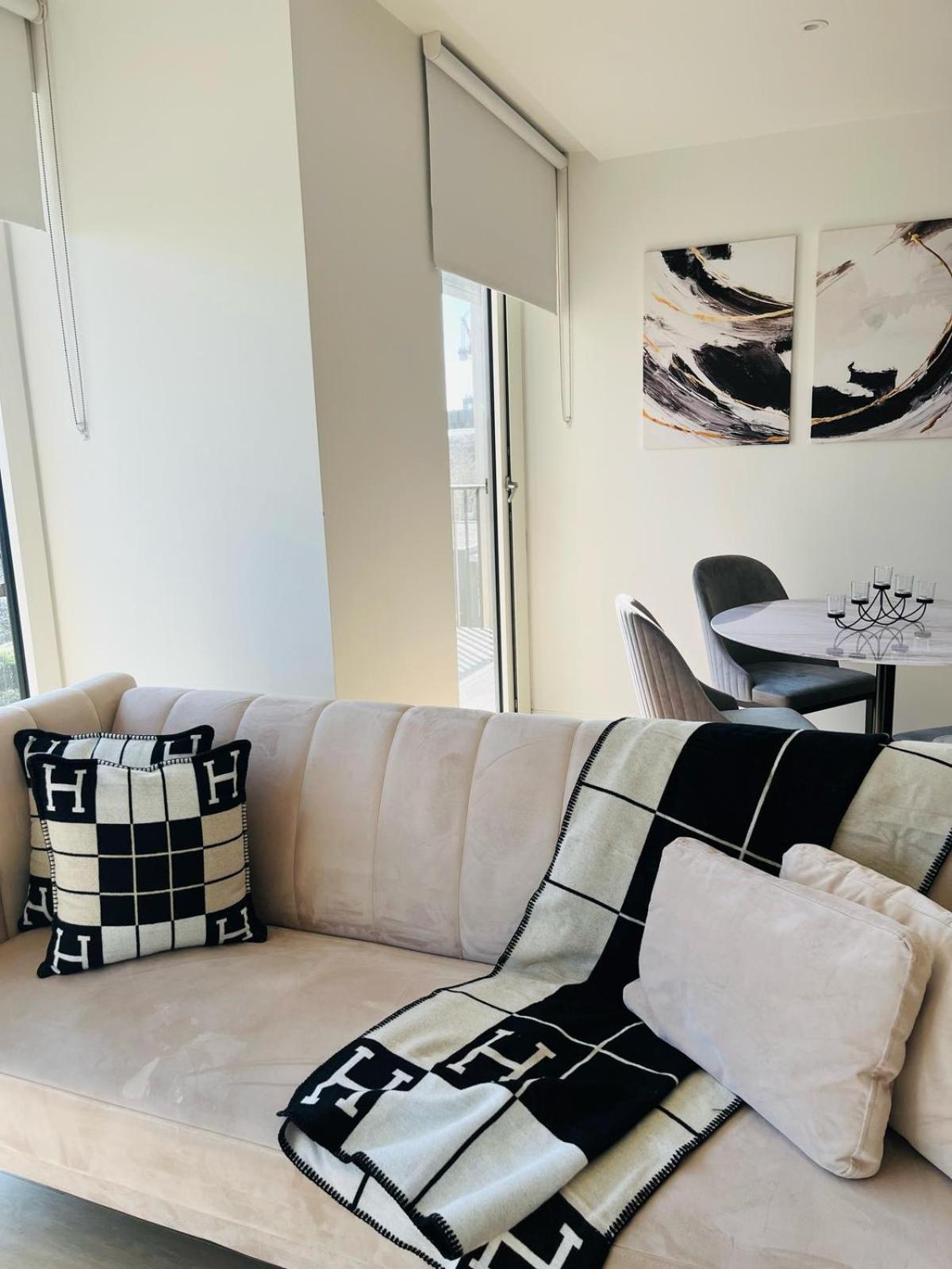 Luxury 2-bed 2-bath -white Living -steps To Tube Apartment