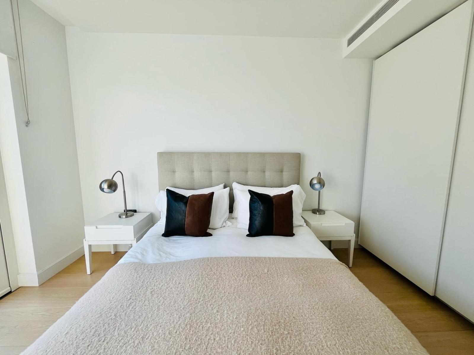 Luxury 2-bed 2-bath -white Living -steps To Tube Apartment