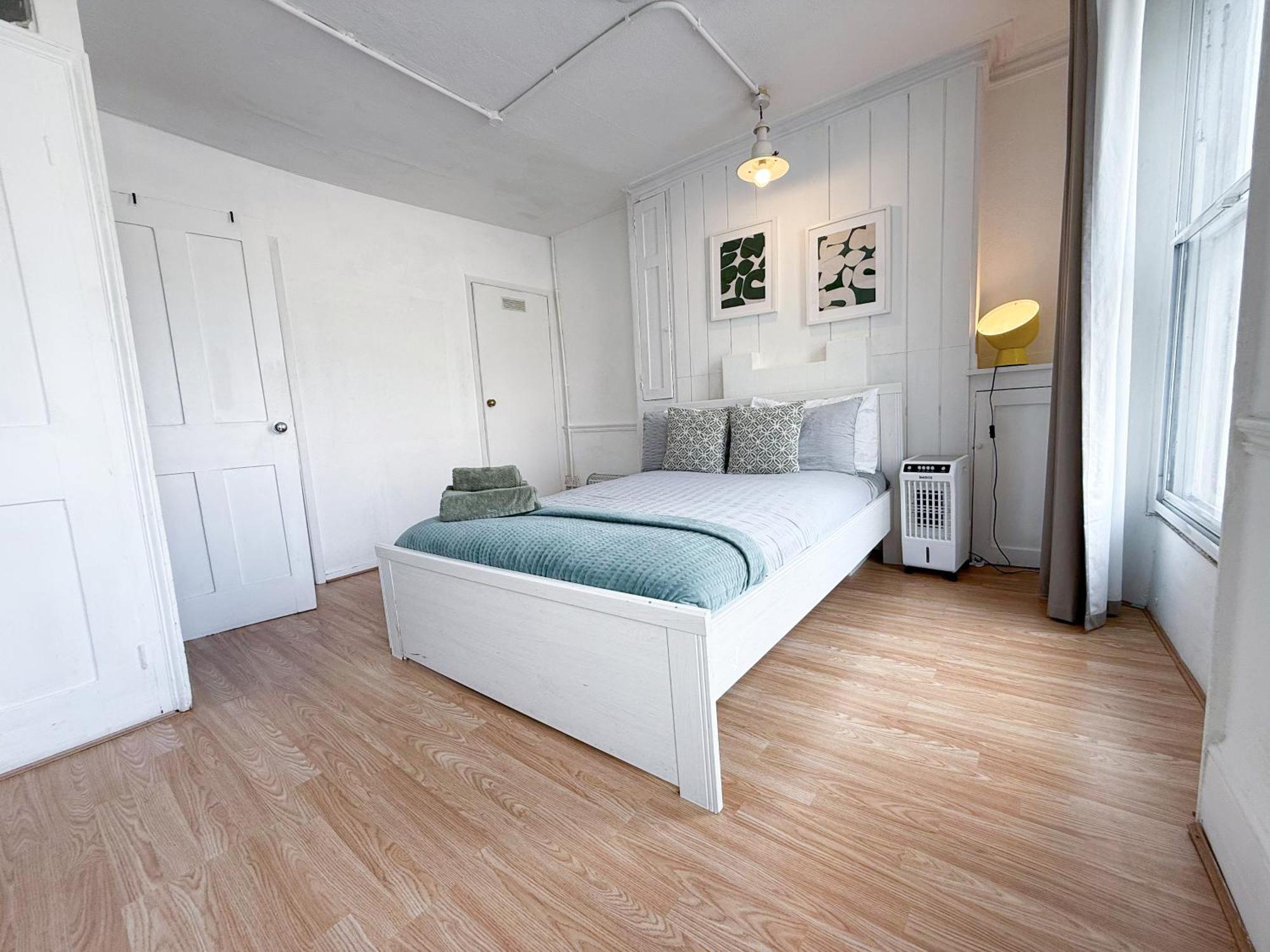 Chic 2-bedroom Flat In Farringdon Barbican Centre Holiday home London