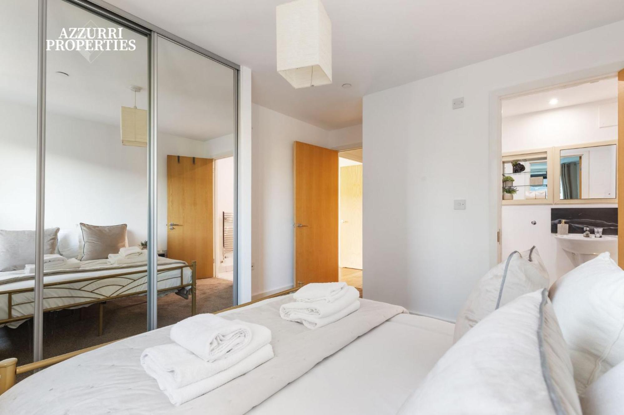 2 Bed Only Five Minutes Walk From Crossharbour Apartment London