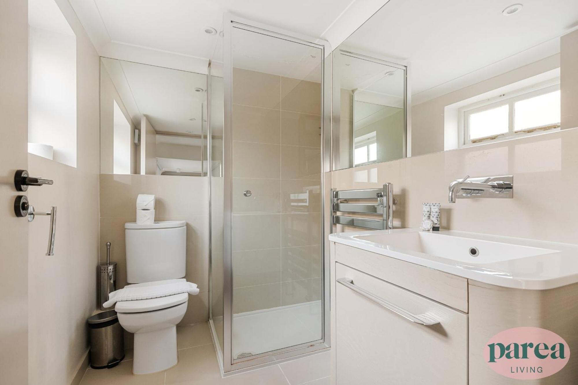Parea Living - Stylish South Kensington Getaway Apartment *