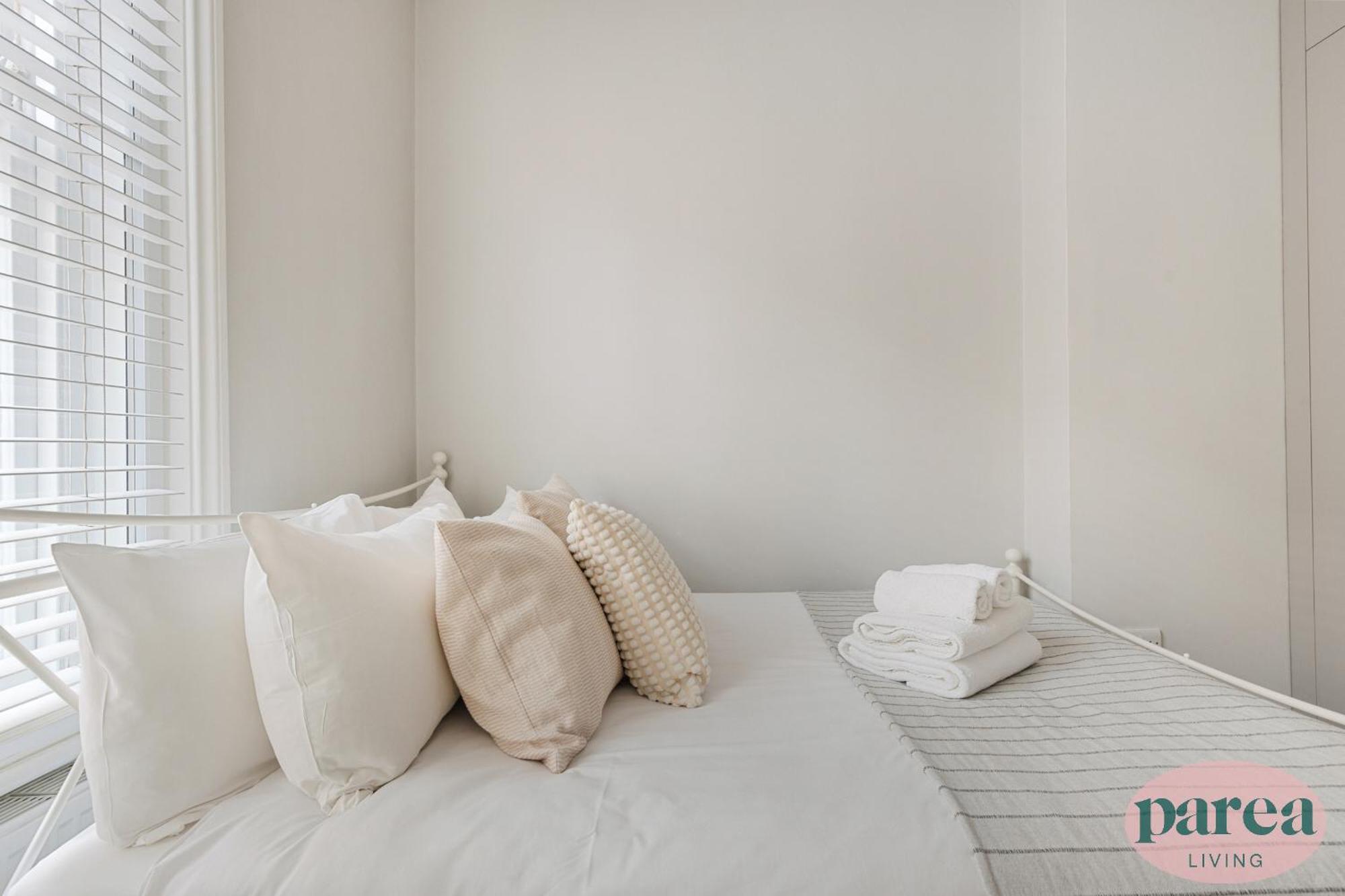 Parea Living - Stylish South Kensington Getaway Apartment London