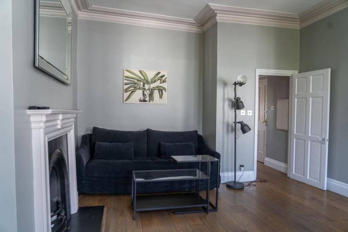 Modern Flat On Charming Warwick Avenue *