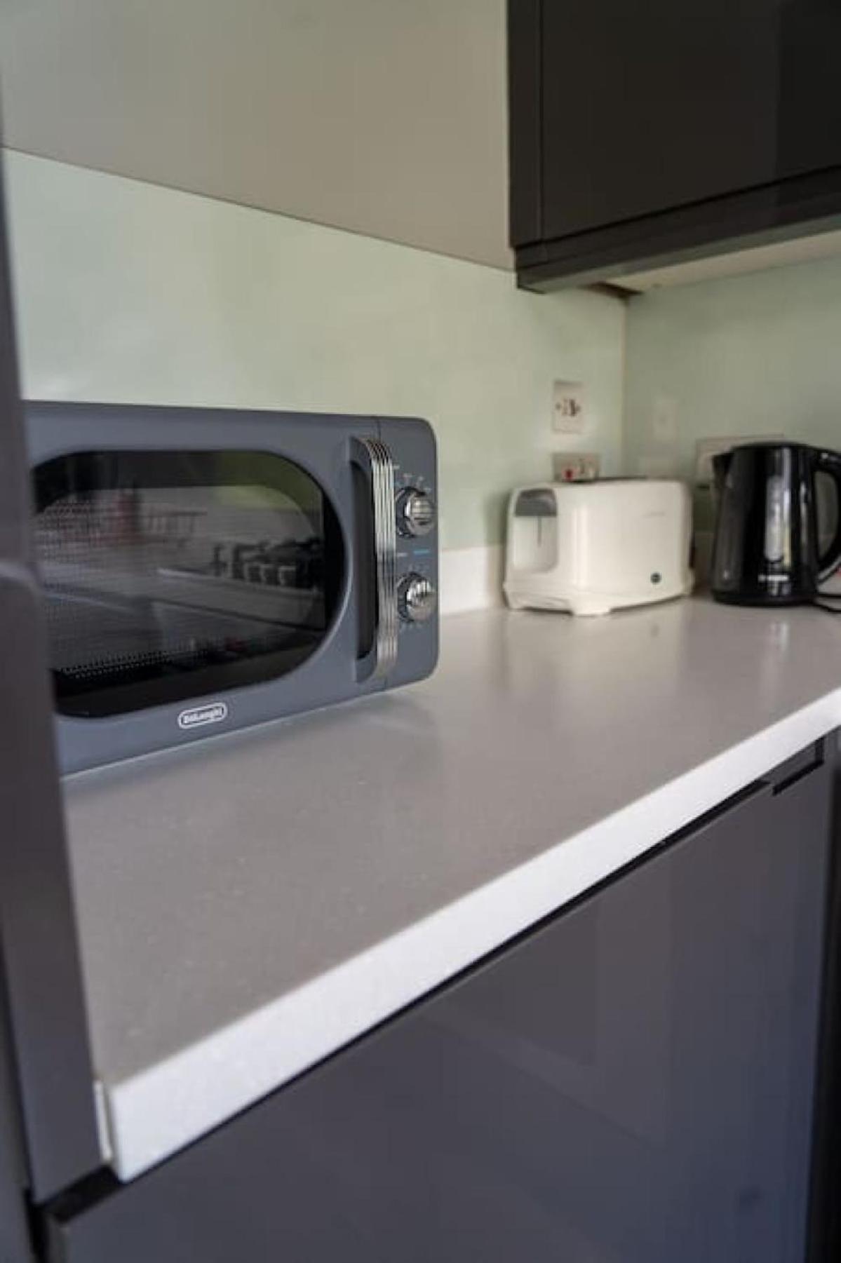 Modern Flat On Charming Warwick Avenue * London