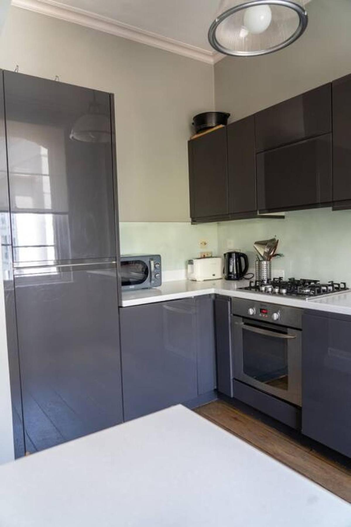 Modern Flat On Charming Warwick Avenue Apartment *
