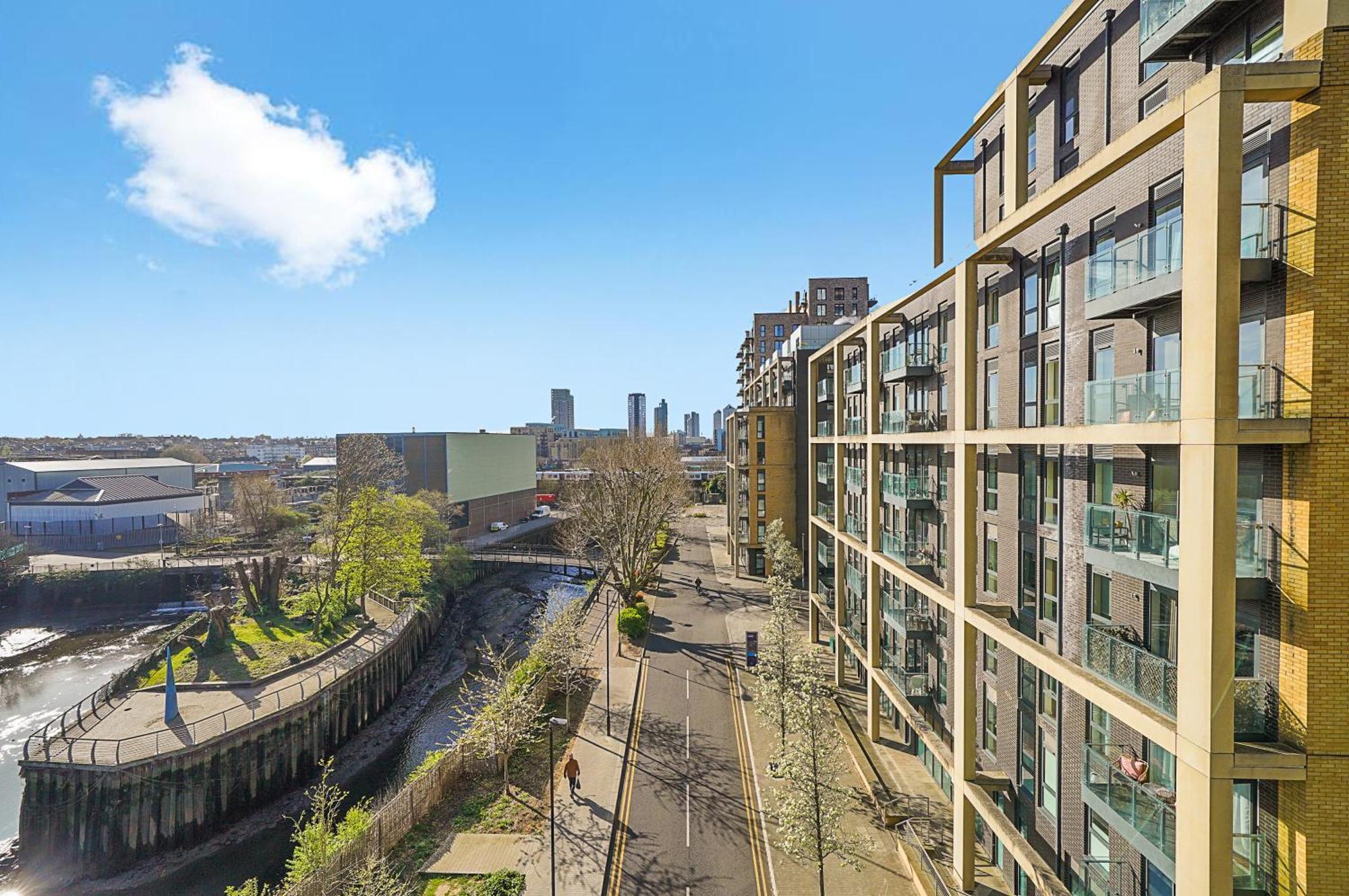 Apartment Stunning Flat With Large Balcony Overlooking River By Cto Serviced London