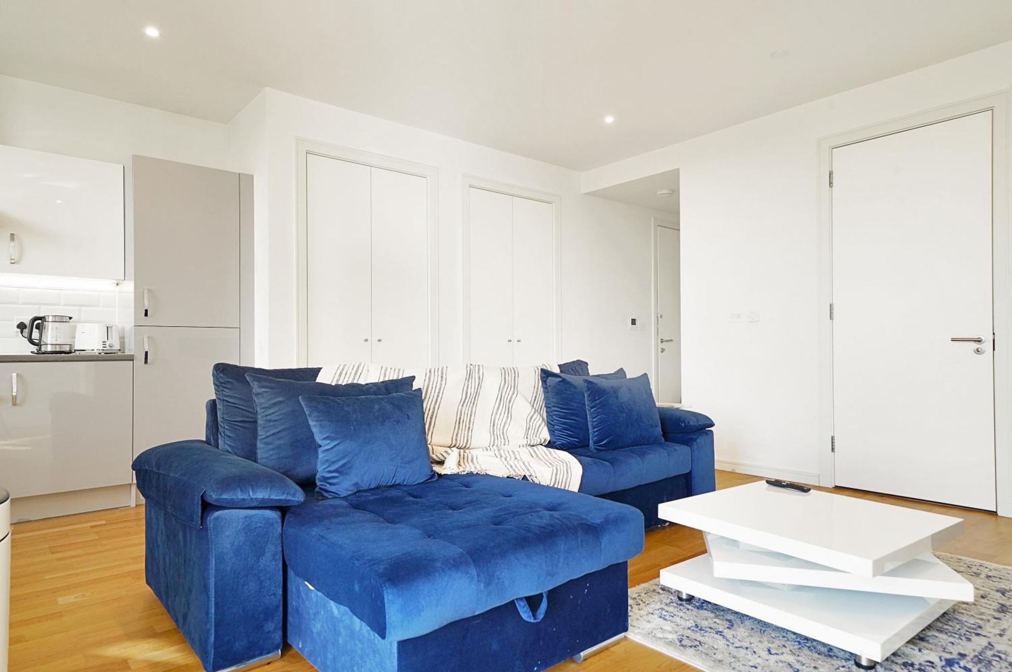 Stunning Flat With Large Balcony Overlooking River By Cto Serviced London