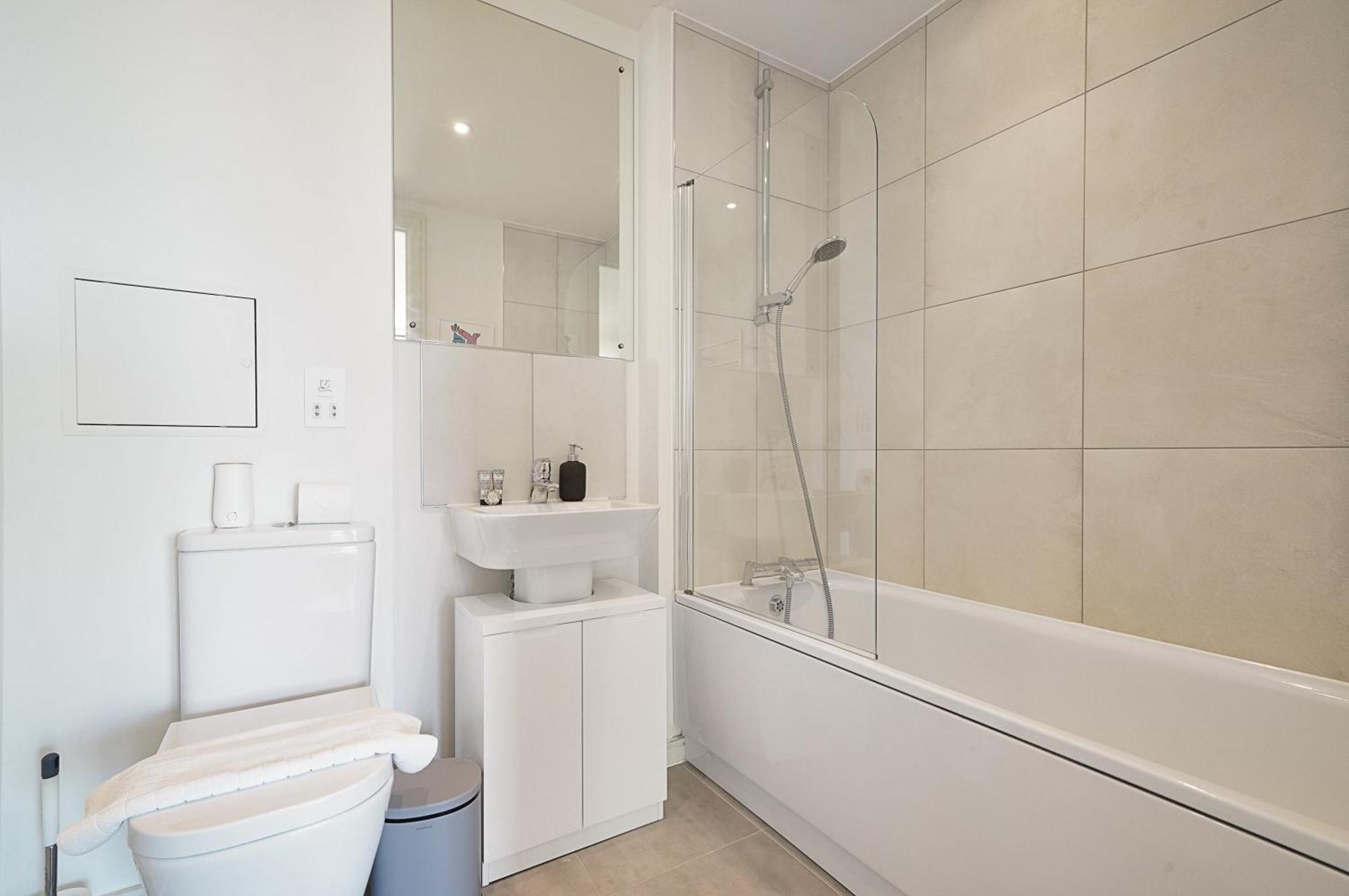 Stunning Flat With Large Balcony Overlooking River By Cto Serviced London