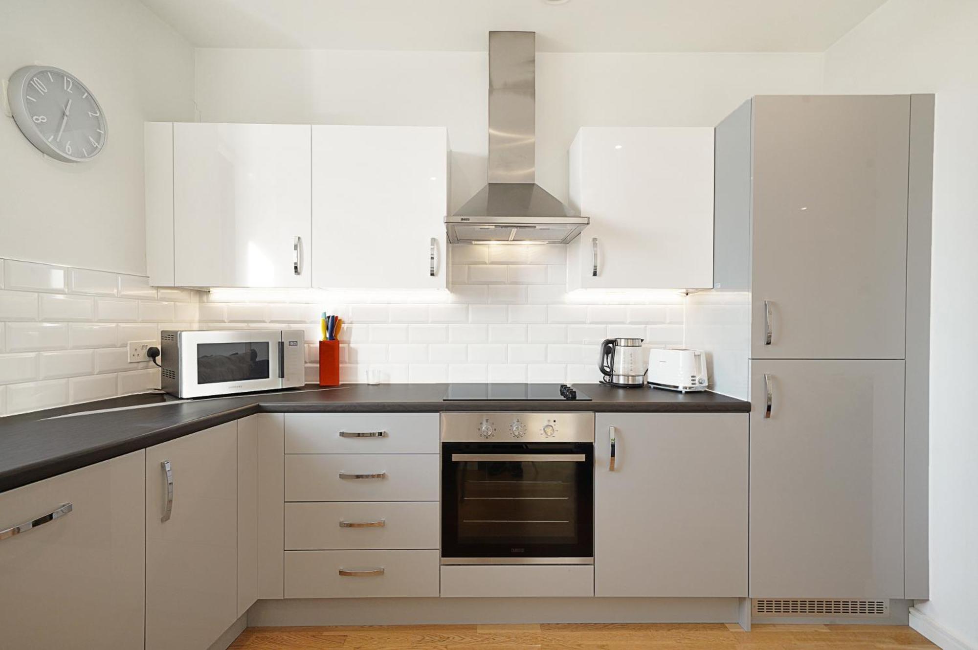 Stunning Flat With Large Balcony Overlooking River By Cto Serviced Apartment London