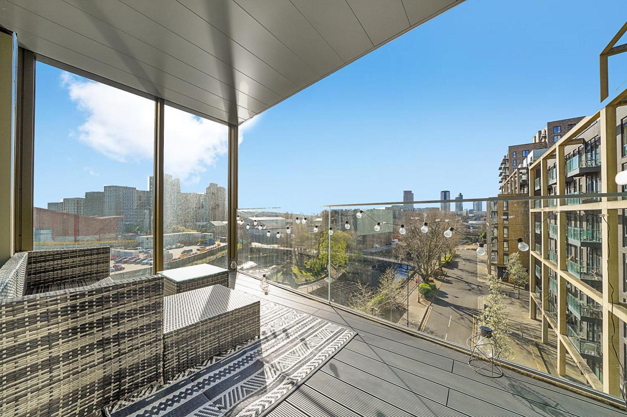 Apartment Stunning Flat With Large Balcony Overlooking River By Cto Serviced
