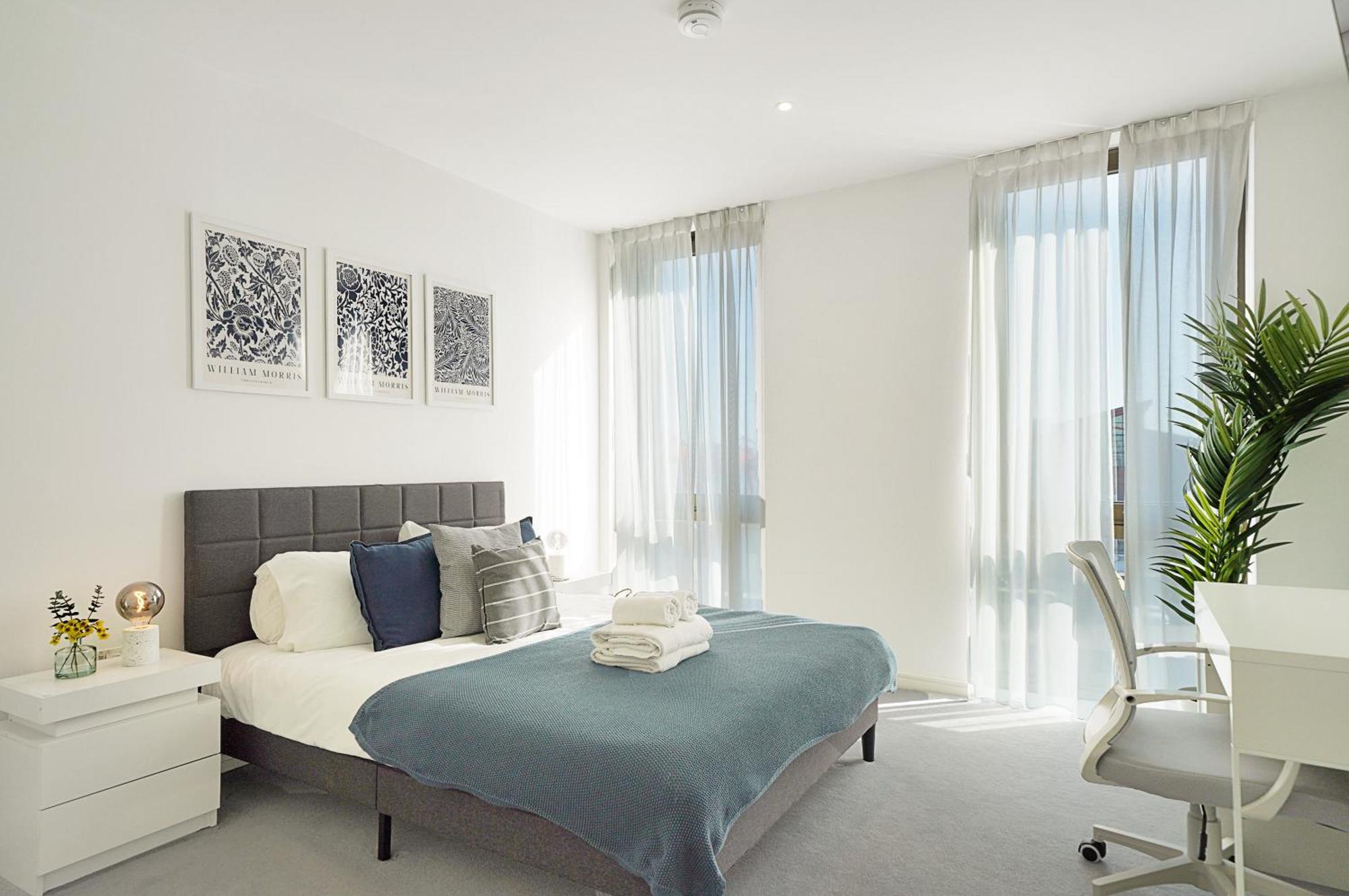Stunning Flat With Large Balcony Overlooking River By Cto Serviced Apartment *