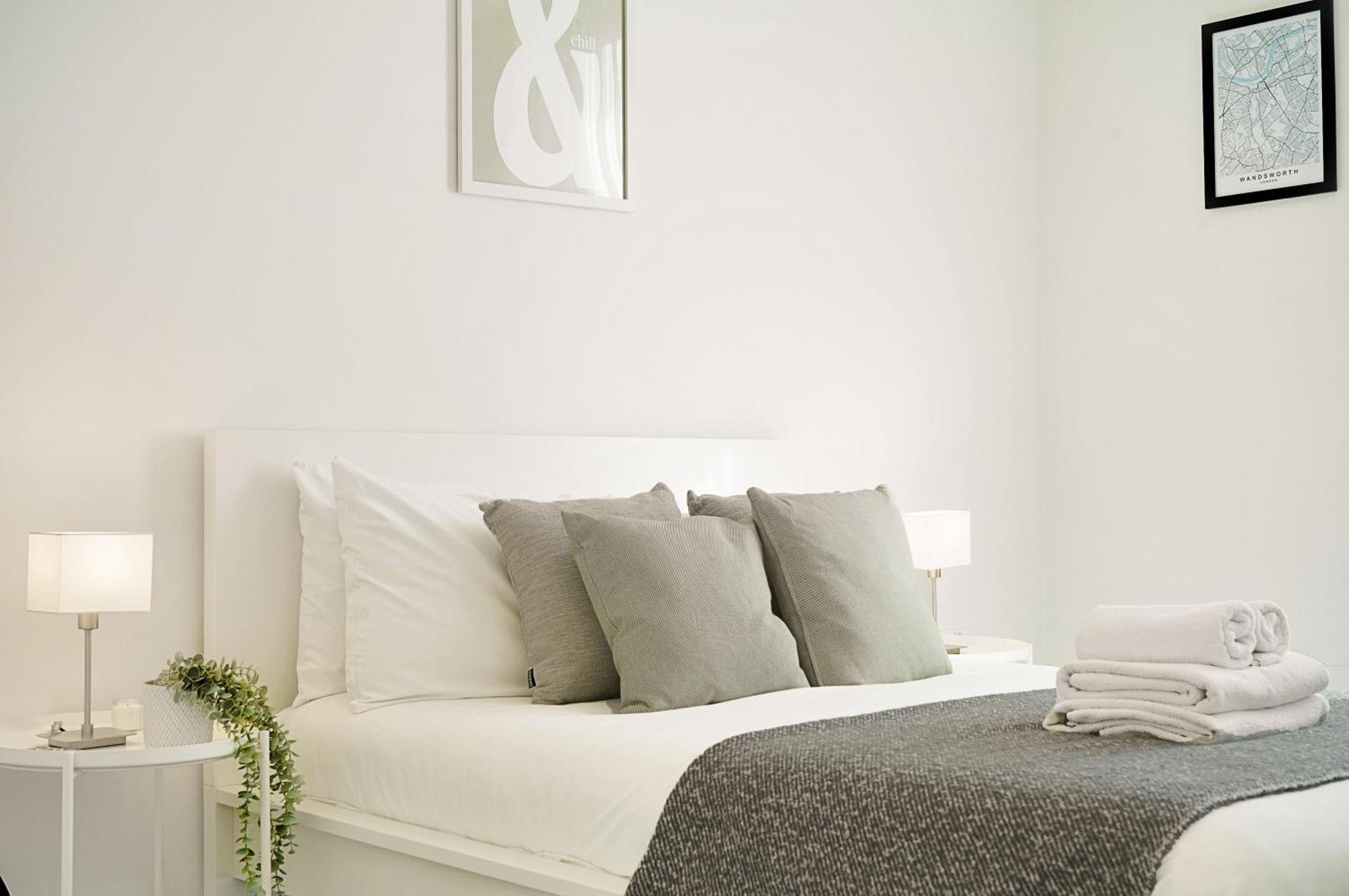 Apartment Stunning Flat With Large Balcony Overlooking River By Cto Serviced