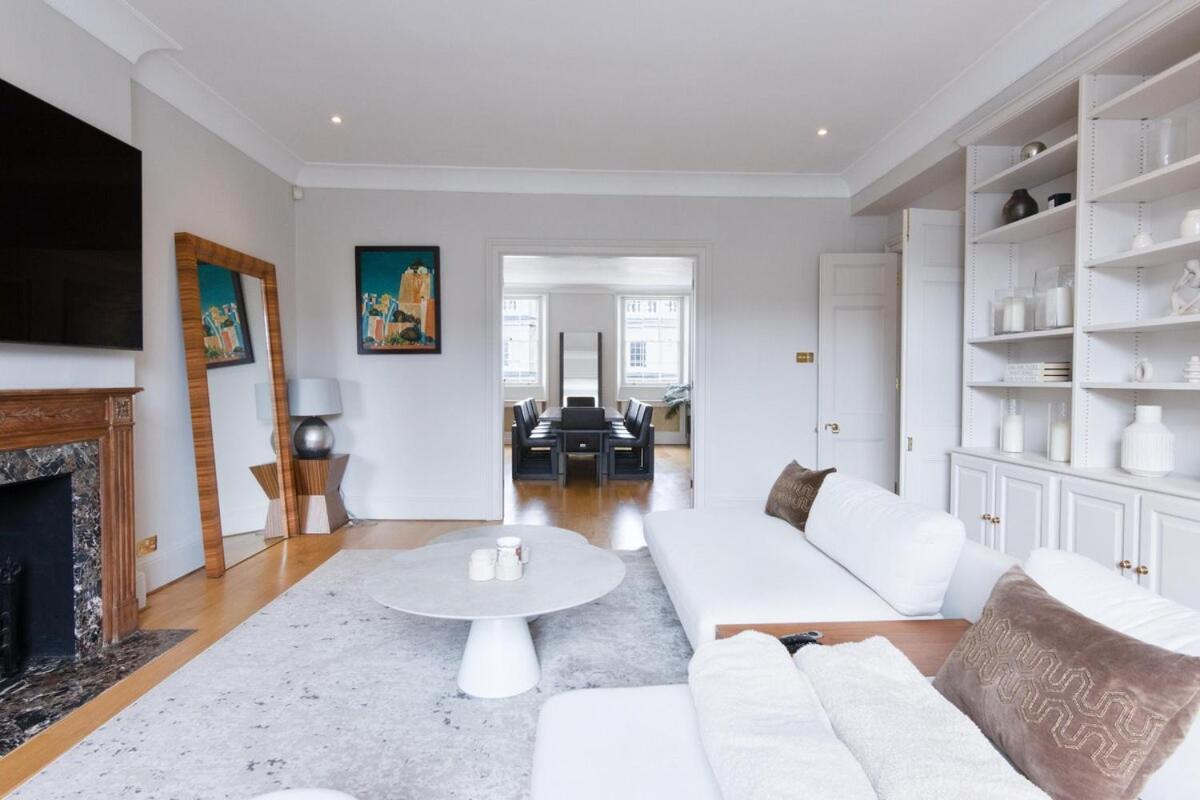 3 Bedroom Luxury In Eaton Square Apartment