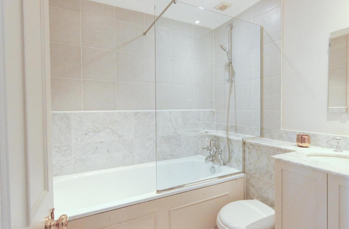 3 Bedroom Luxury In Eaton Square Apartment London