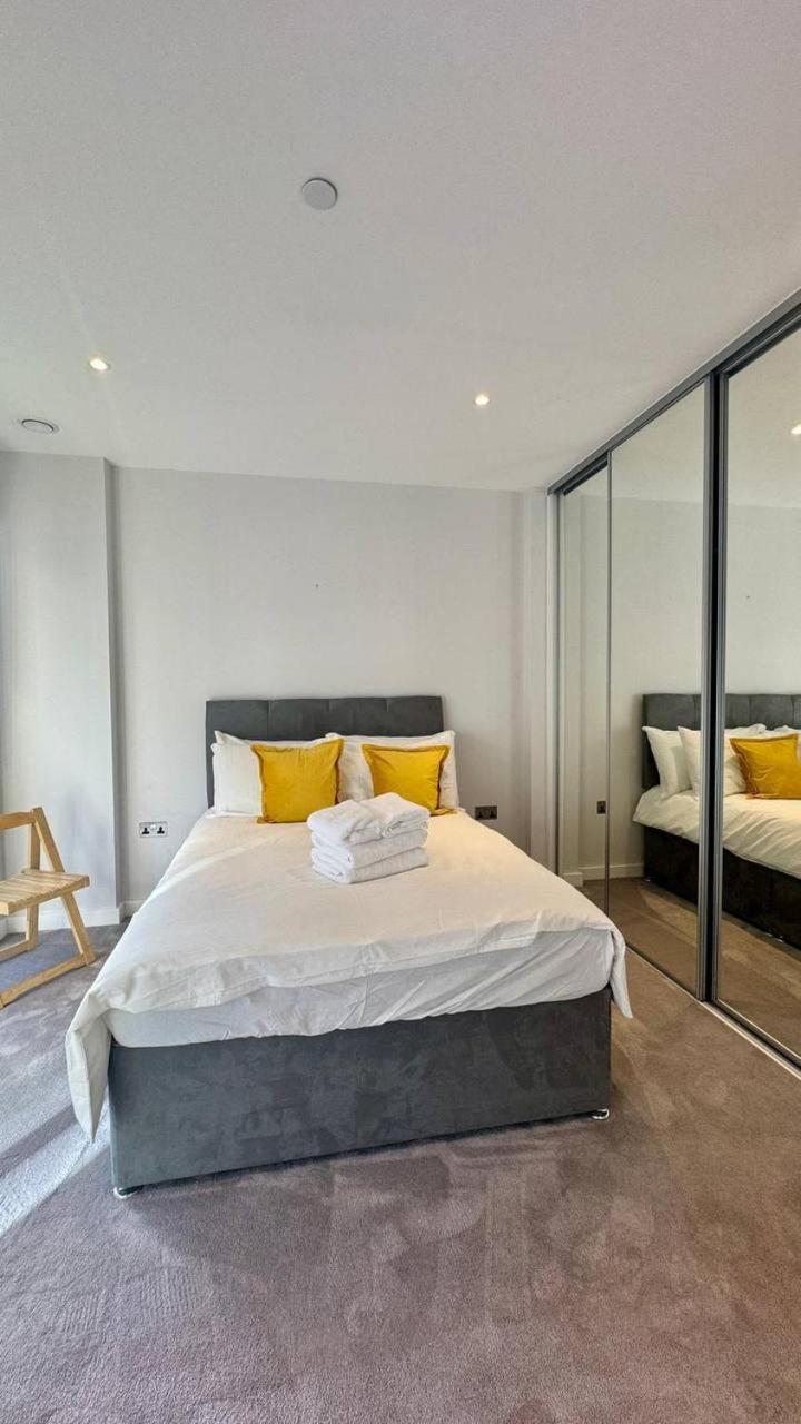 Modern 2 Bedroom Near Eye Apartment