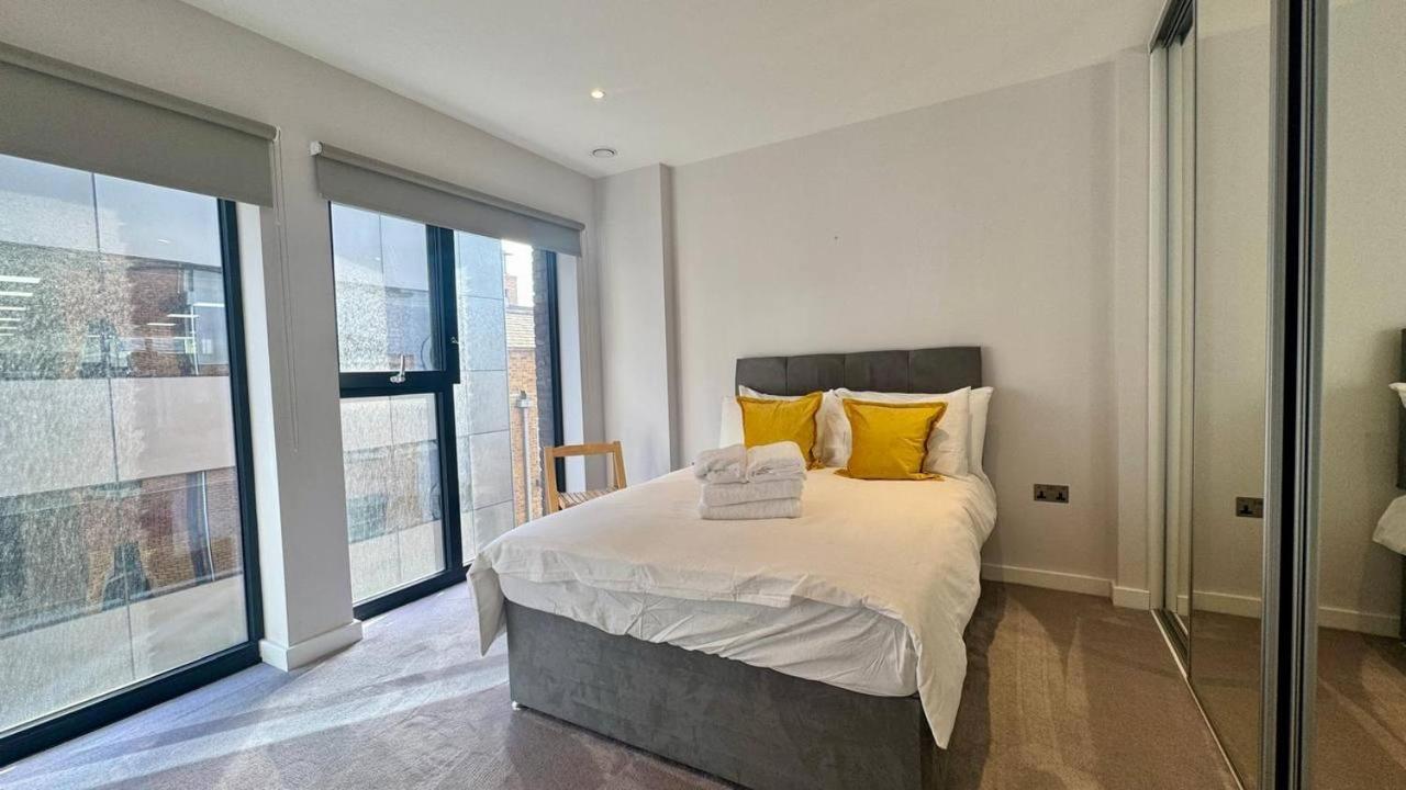 Modern 2 Bedroom Near Eye London
