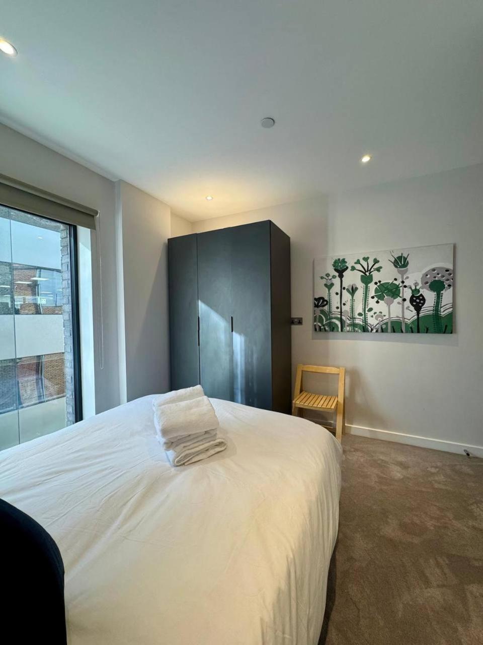 Modern 2 Bedroom Near Eye Apartment London